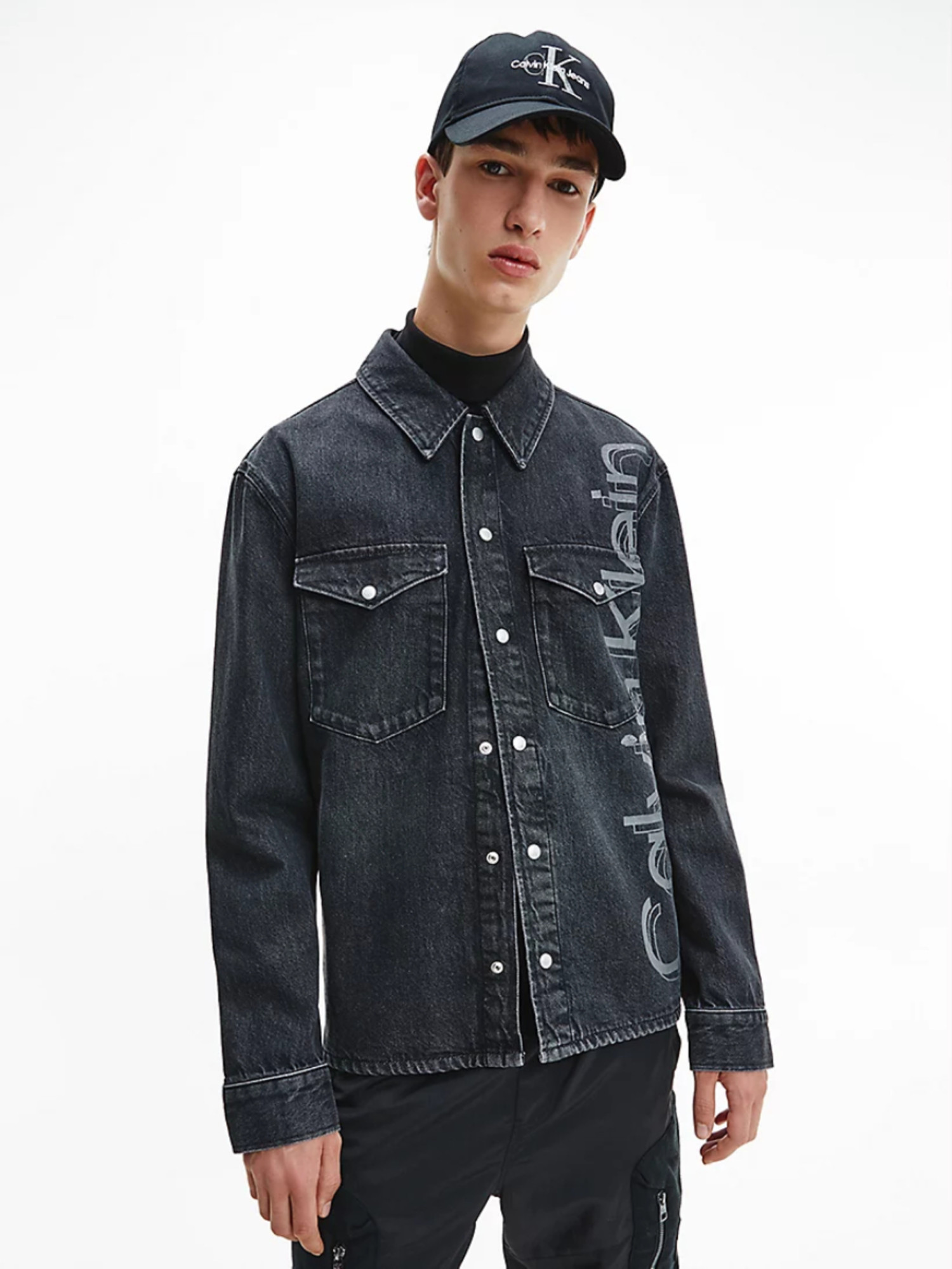 detail Calvin Klein pánská džínová košile