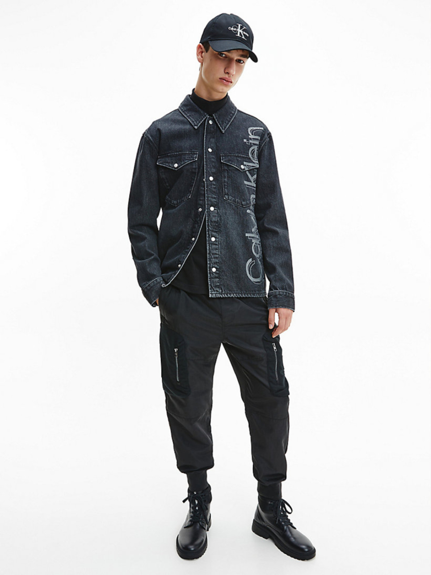 detail Calvin Klein pánská džínová košile