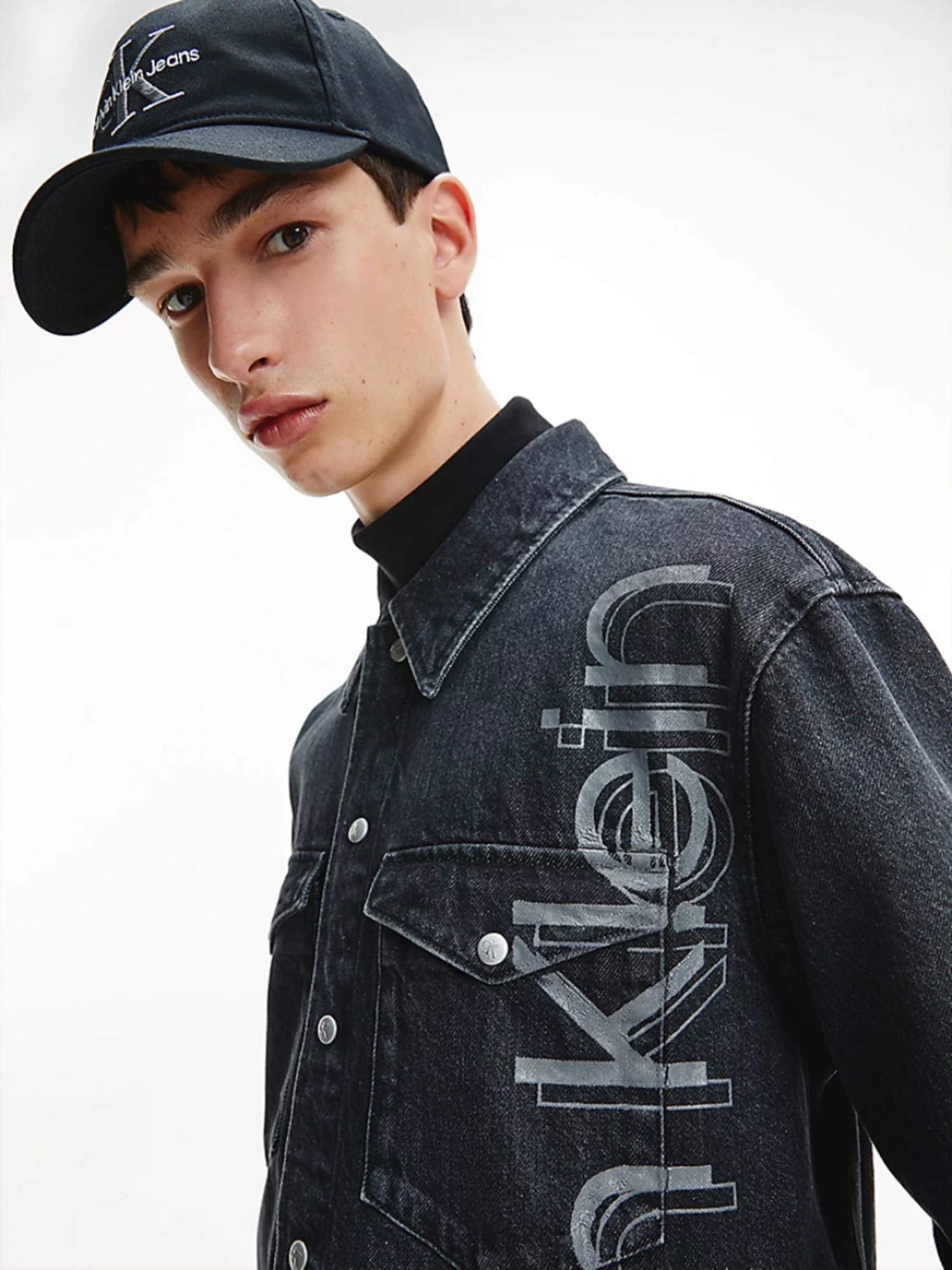 detail Calvin Klein pánská džínová košile