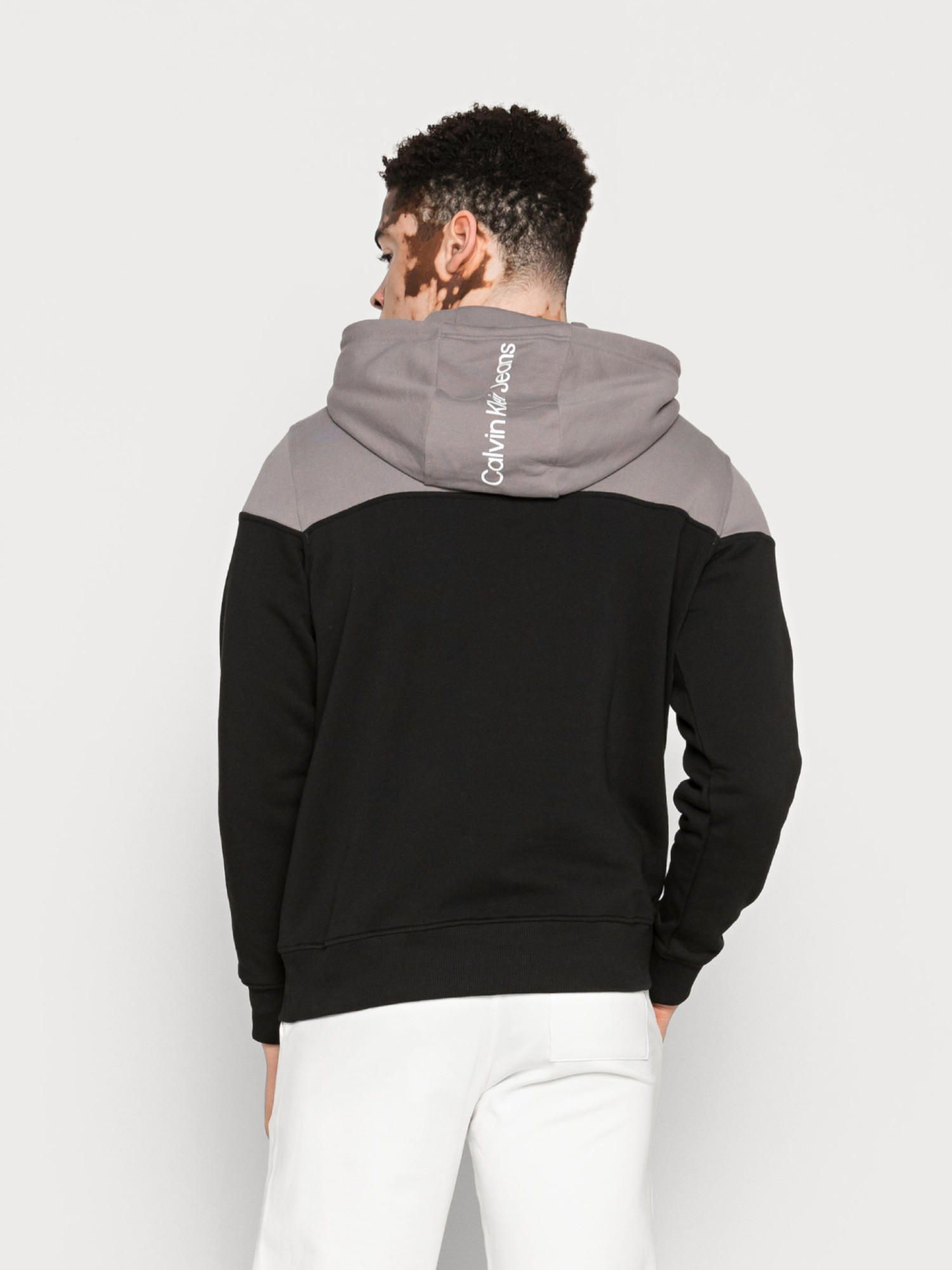 detail Calvin Klein pánská mikina Colour Block