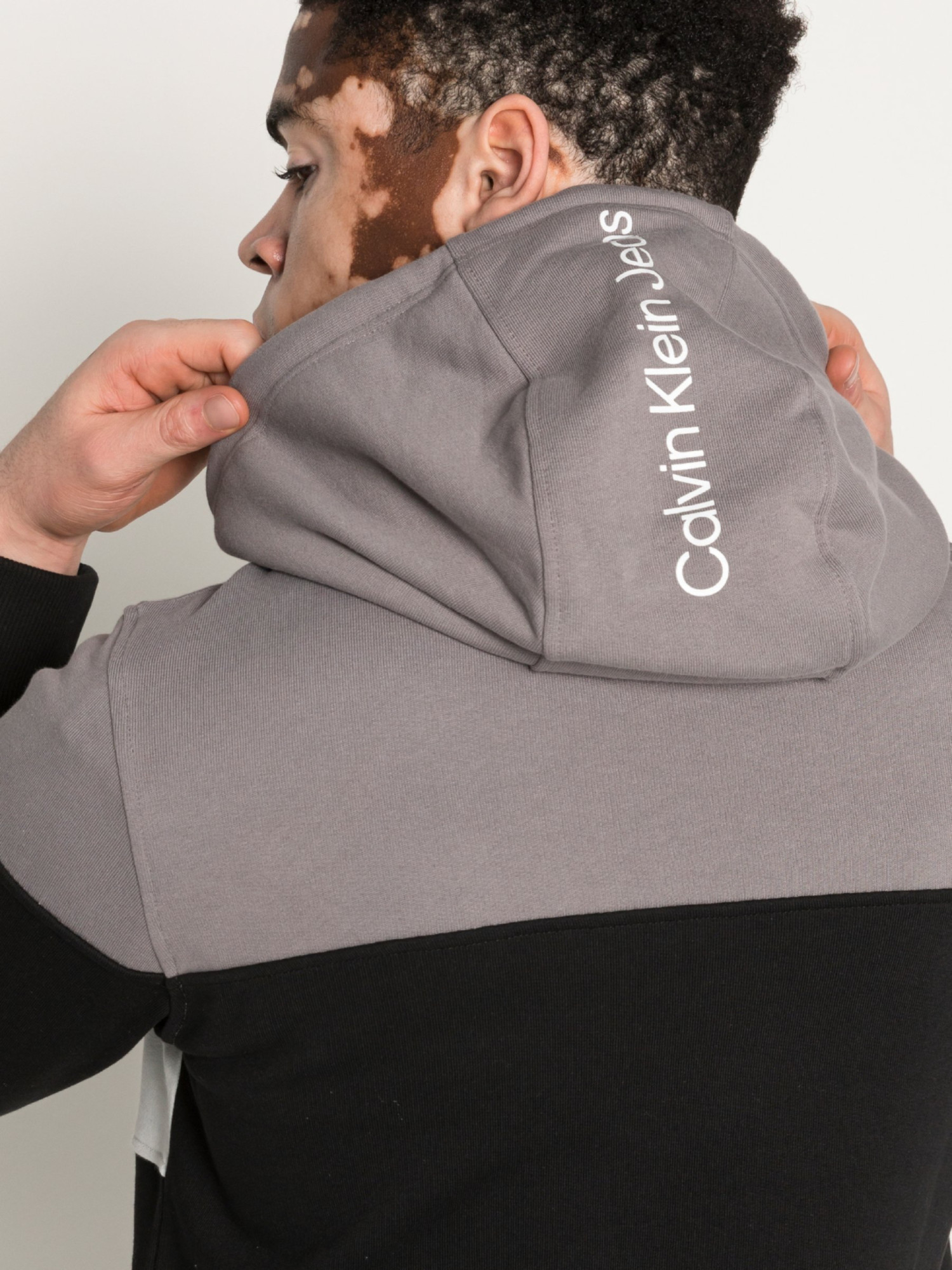 detail Calvin Klein pánská mikina Colour Block