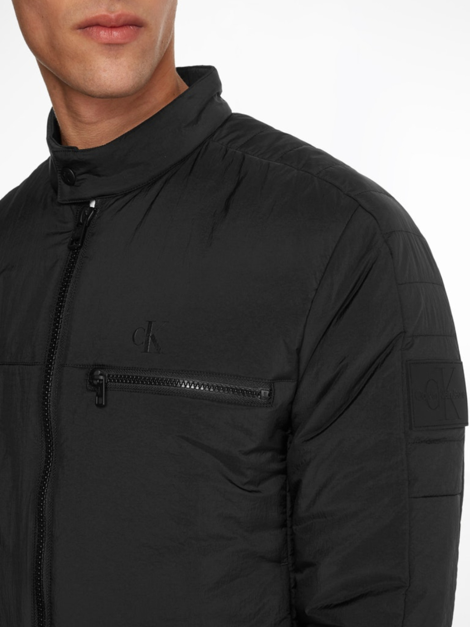 detail Calvin Klein pánská černá bunda