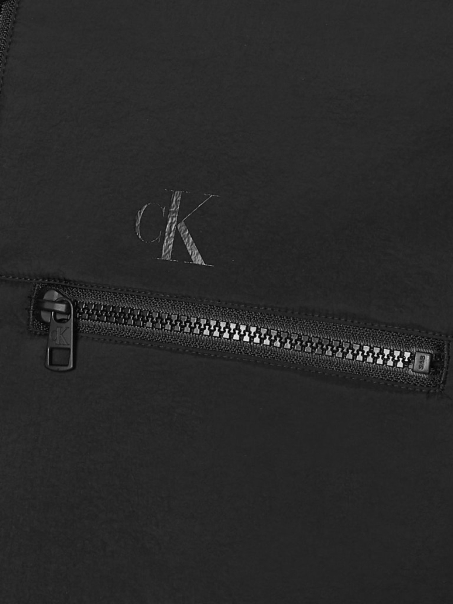 detail Calvin Klein pánská černá bunda