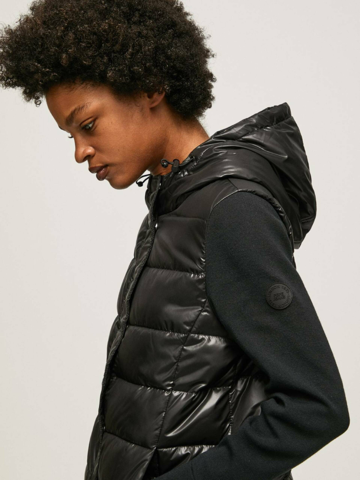 detail Pepe Jeans dámská černá bunda RINNAS