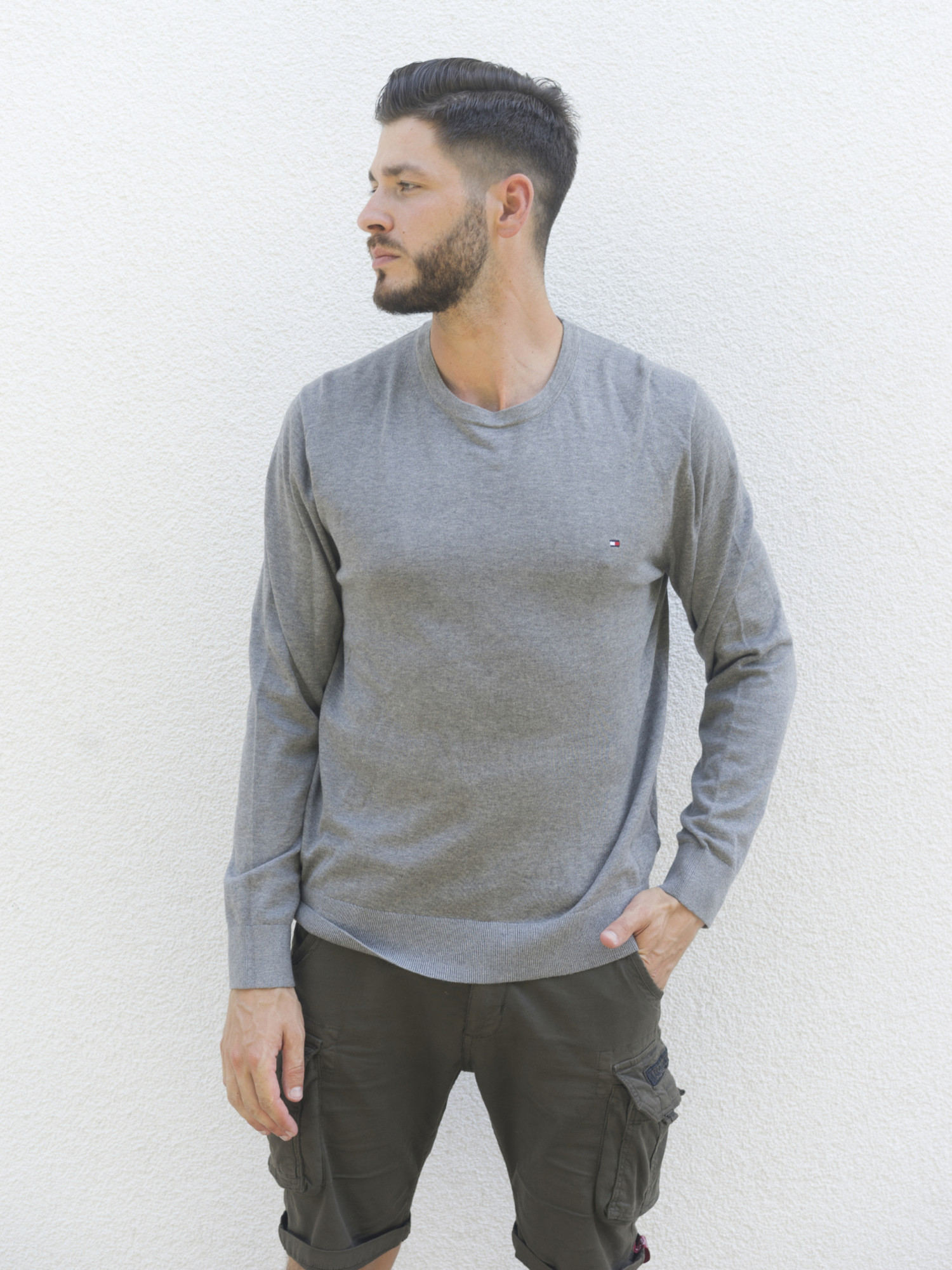detail Tommy Hilfiger pánský šedý svetr
