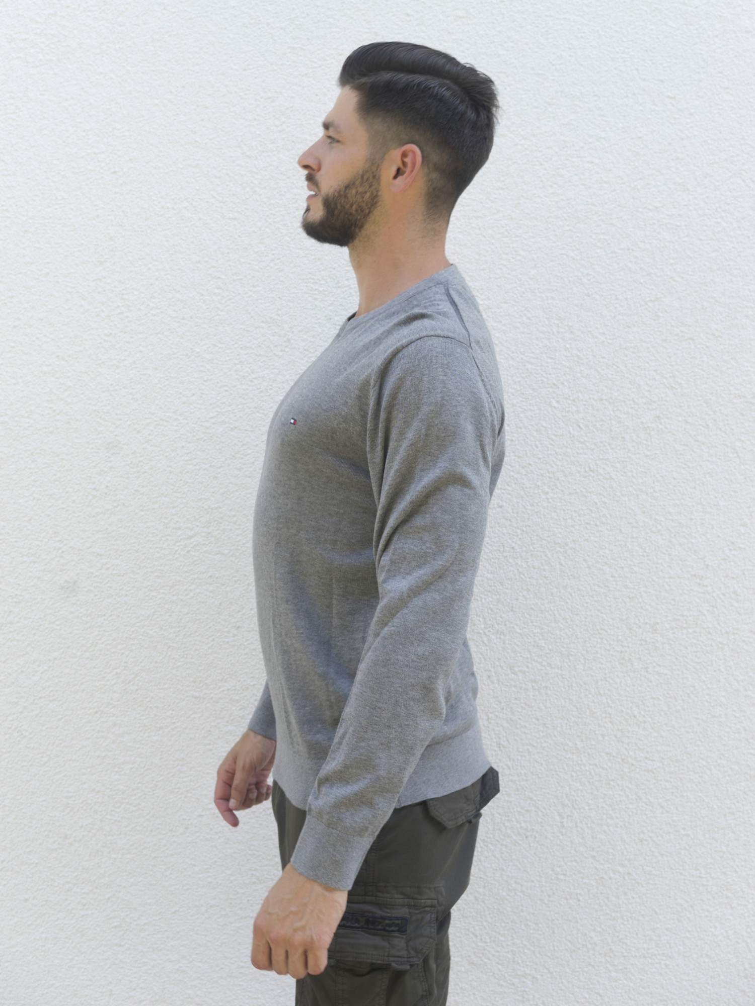 detail Tommy Hilfiger pánský šedý svetr