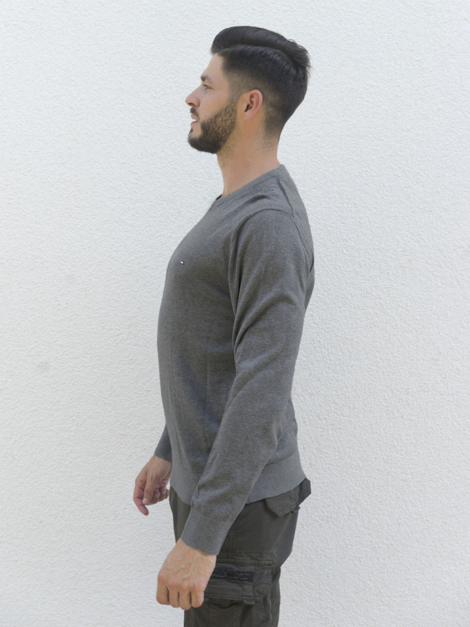 detail Tommy Hilfiger pánský šedý svetr