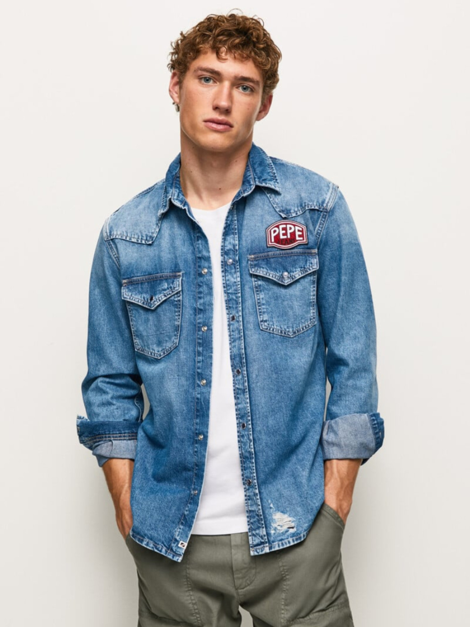 detail Pepe Jeans pánská modrá džínová košile
