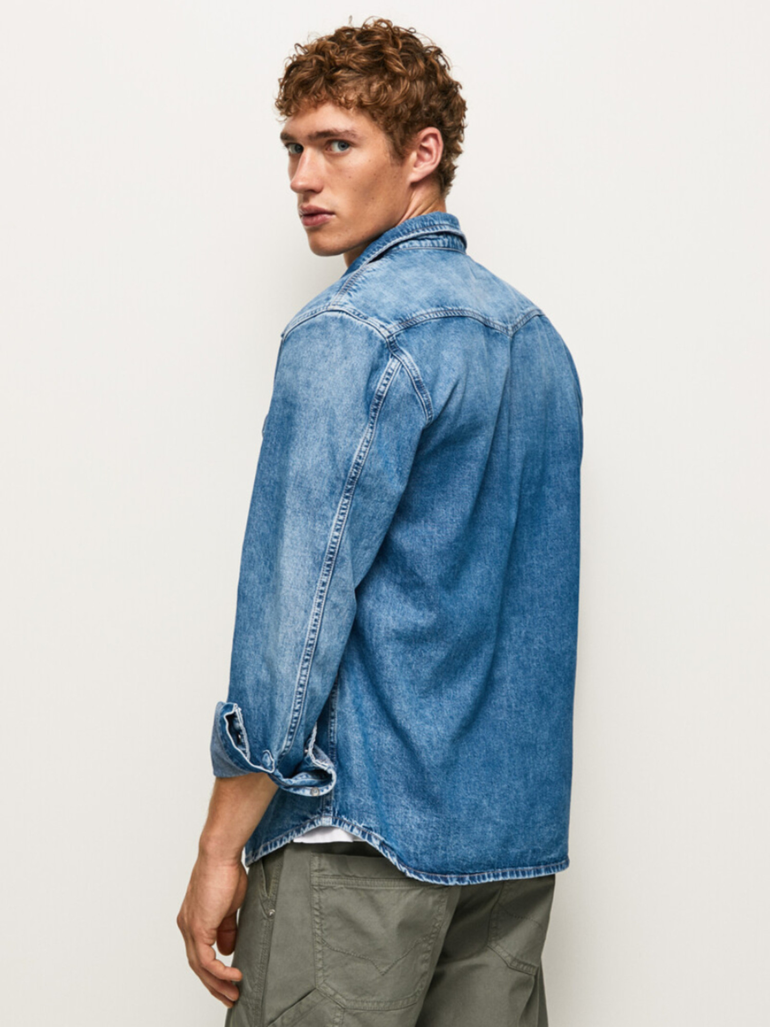 detail Pepe Jeans pánská modrá džínová košile