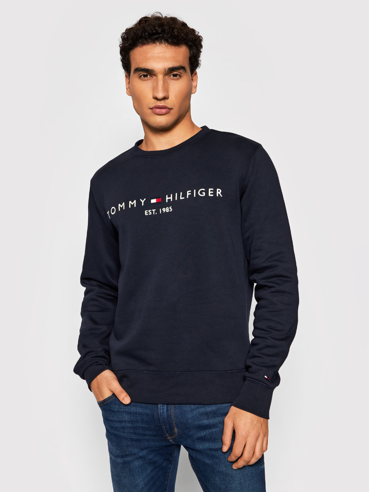 detail Tommy Hilfiger pánská tmavě modrá mikina Logo