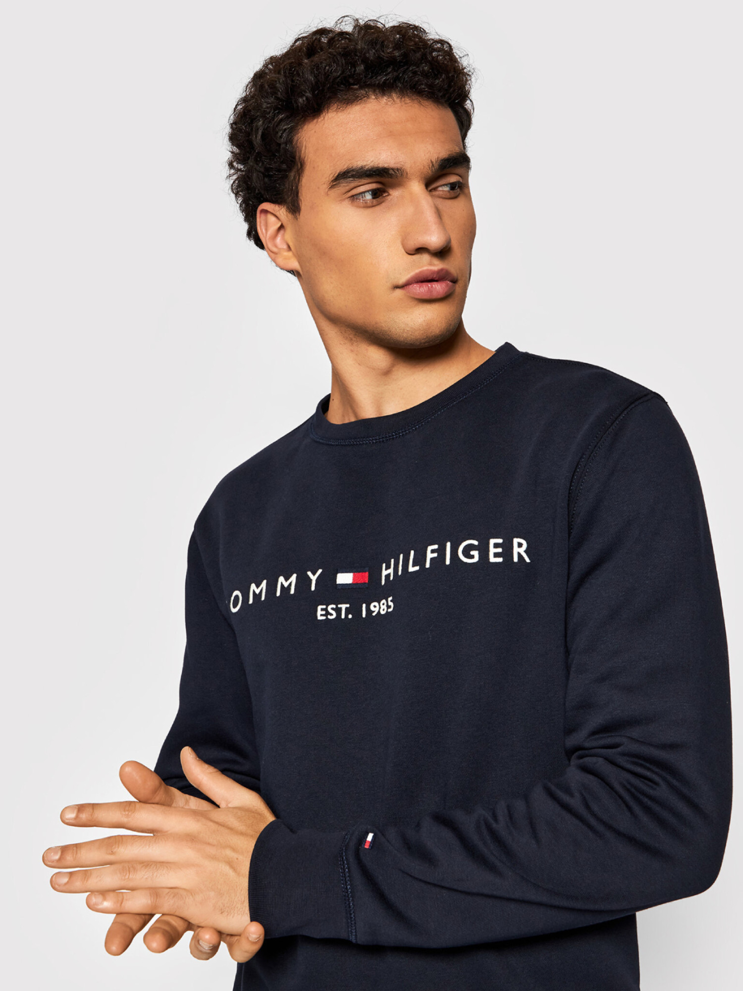 detail Tommy Hilfiger pánská tmavě modrá mikina Logo
