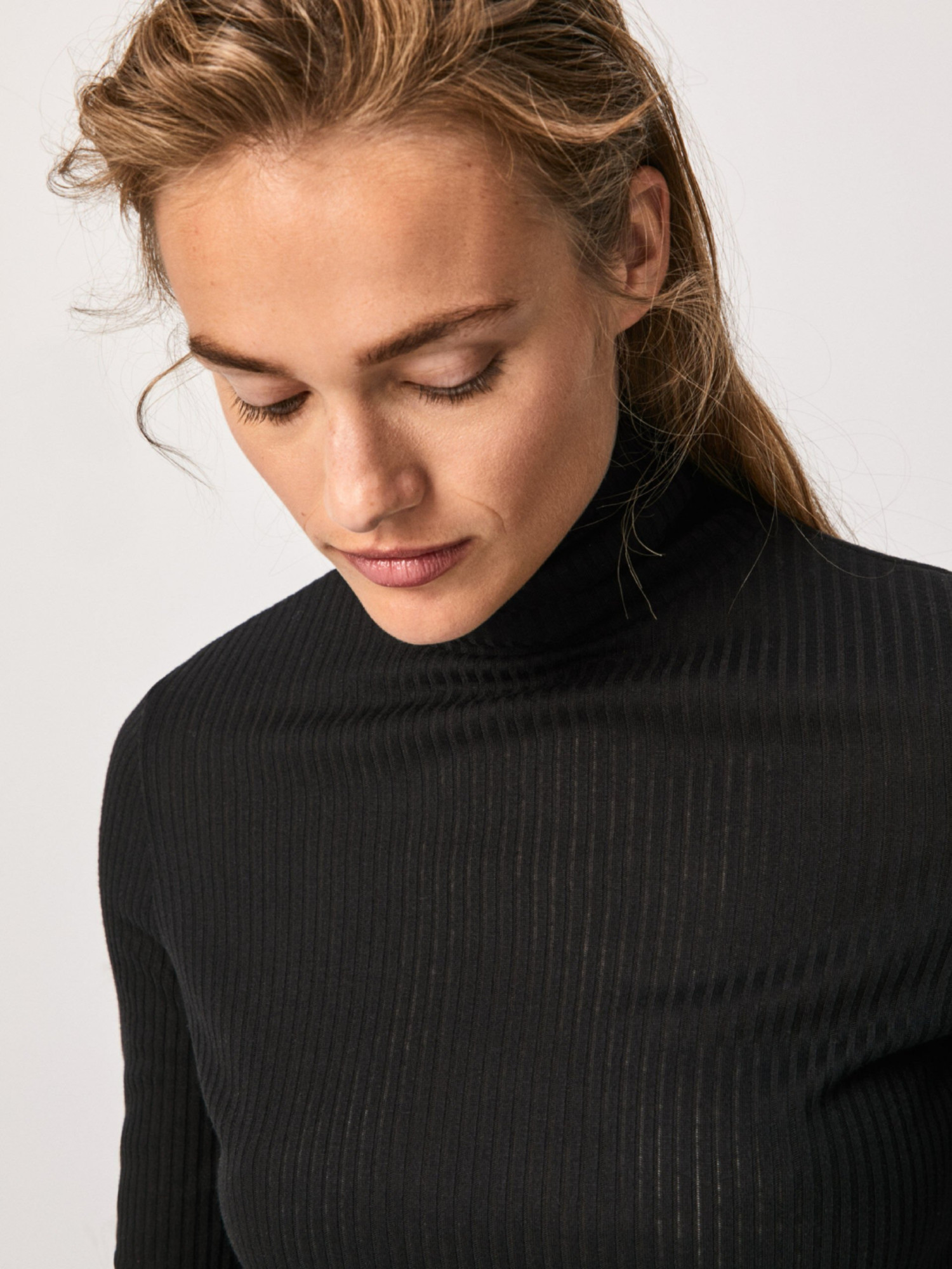detail Pepe Jeans dámský černý rolák Deborah