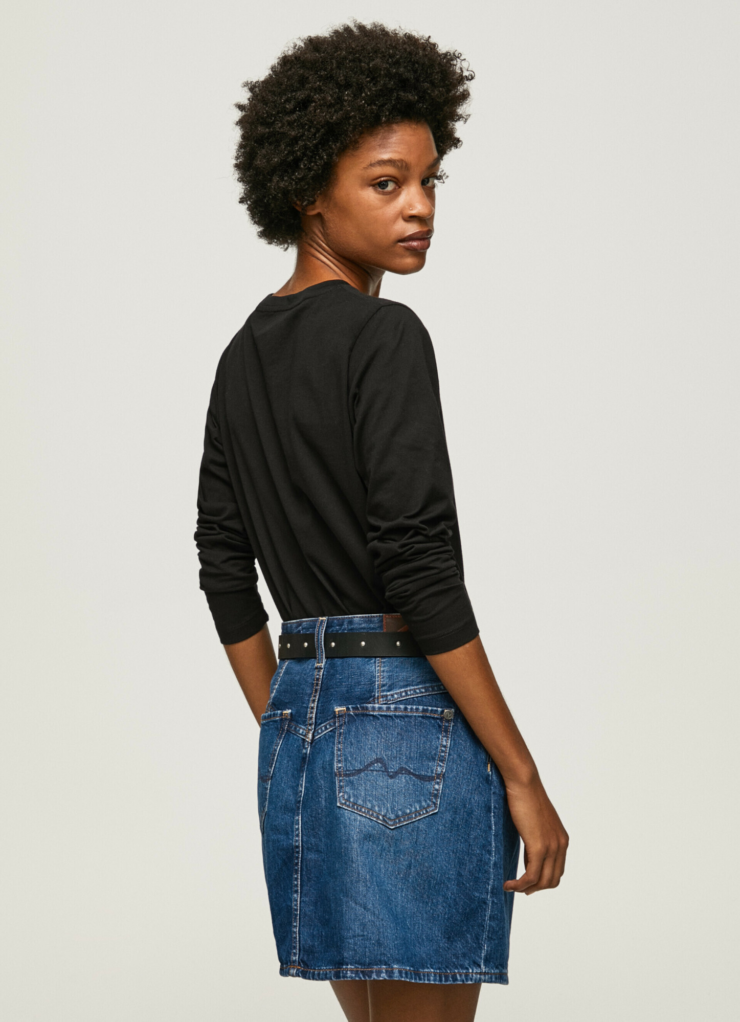 detail Pepe Jeans dámské černé tričko s potiskem LUNA