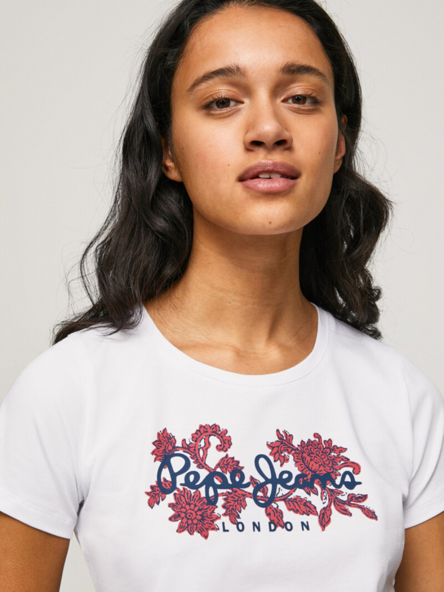 detail Pepe Jeans dámské bílé tričko