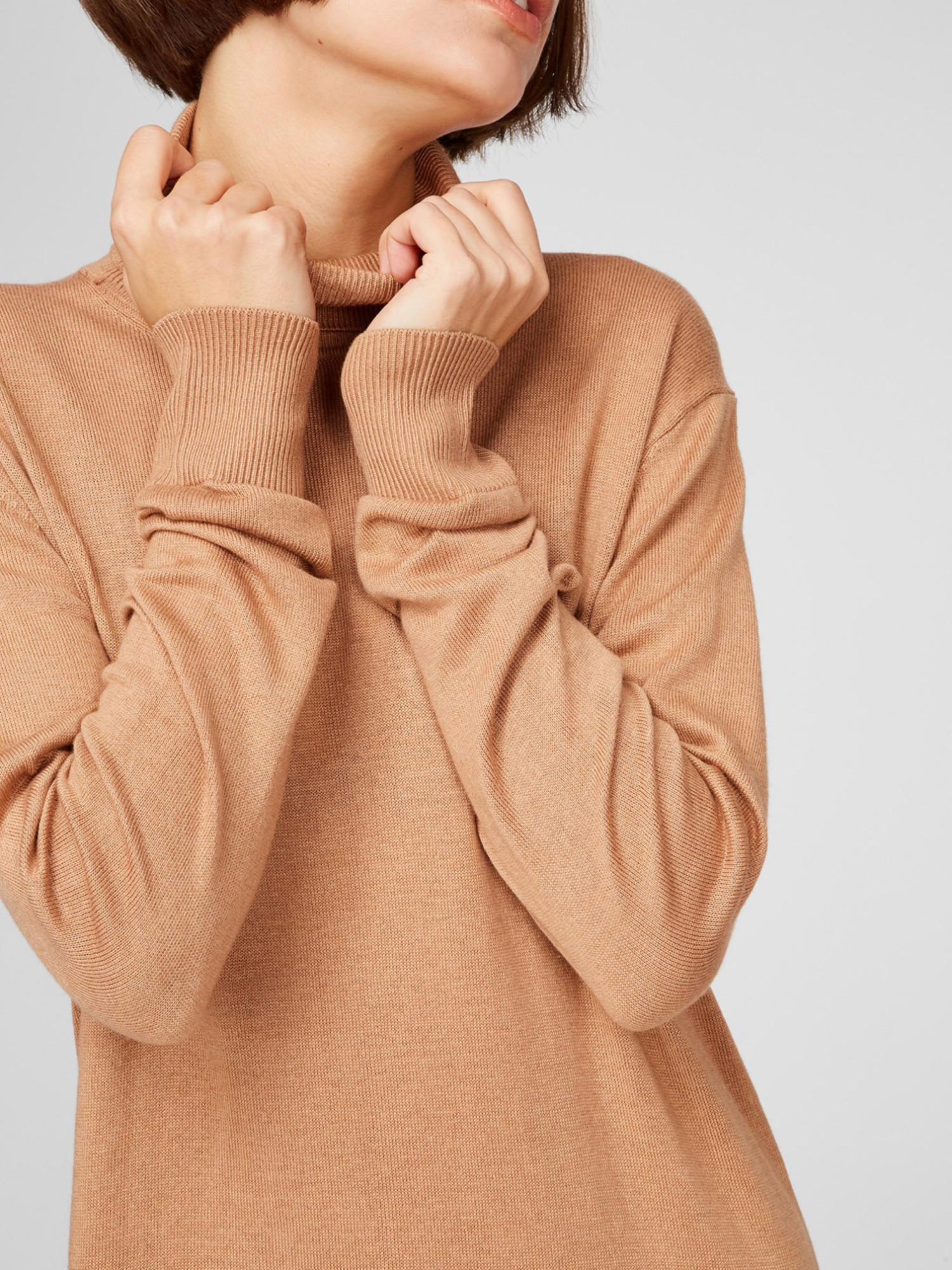 detail Pepe Jeans dámské béžové pletené šaty