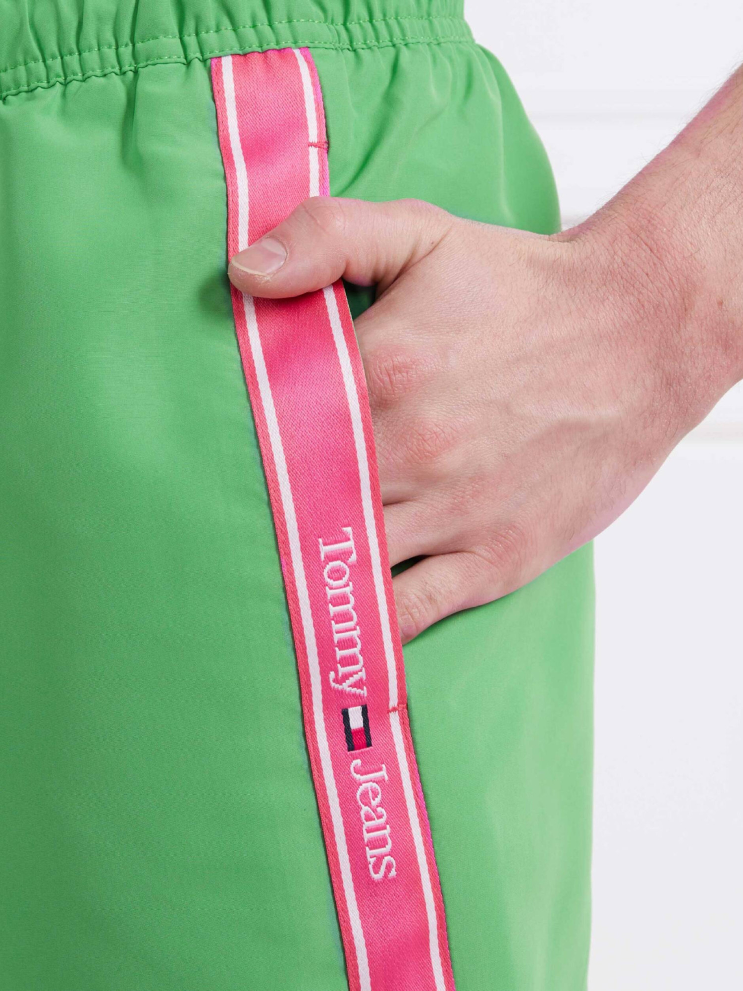 detail Tommy Jeans pánské zelené plavky