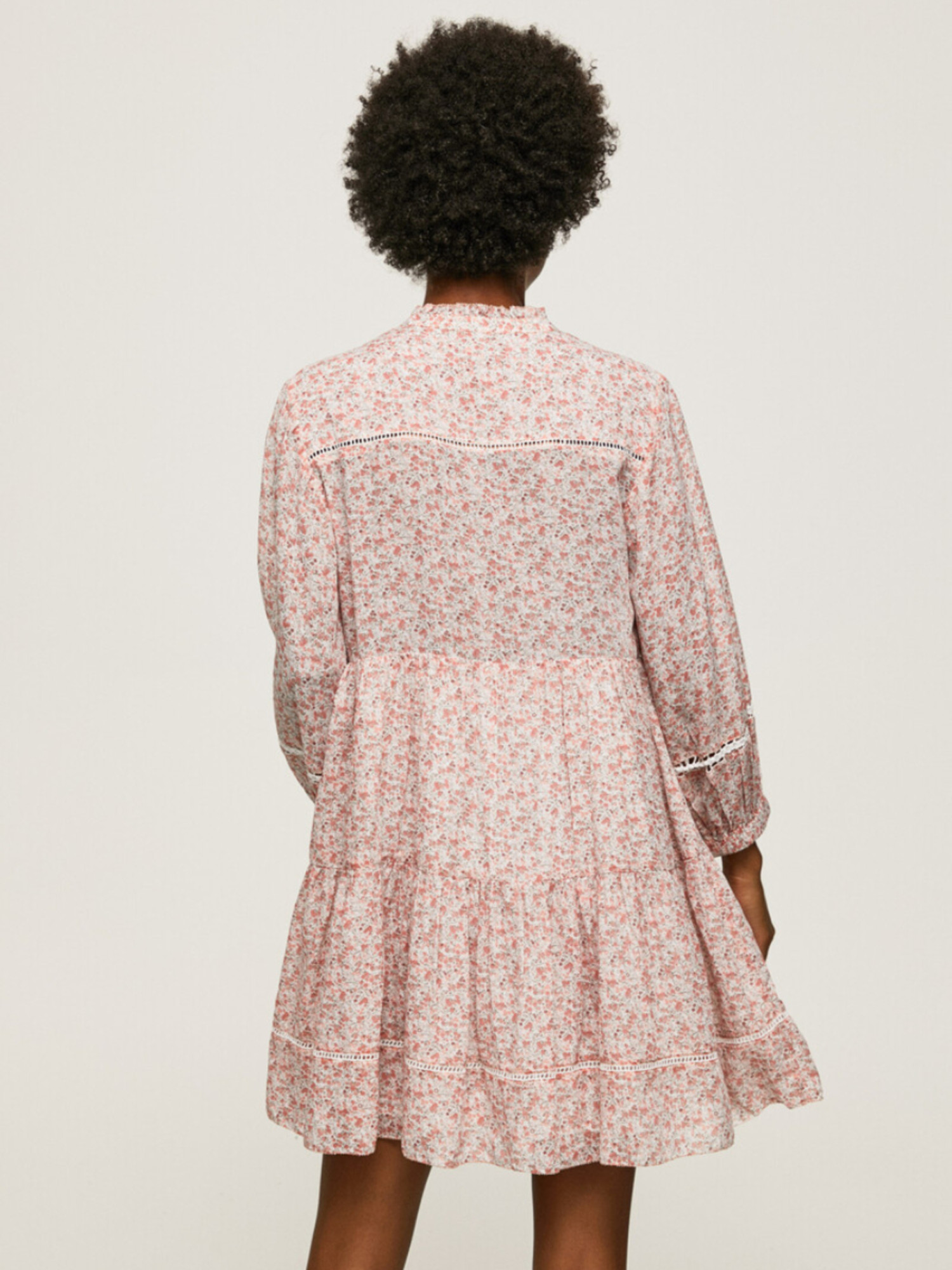 detail Pepe Jeans dámské bílo červené vzorované šaty