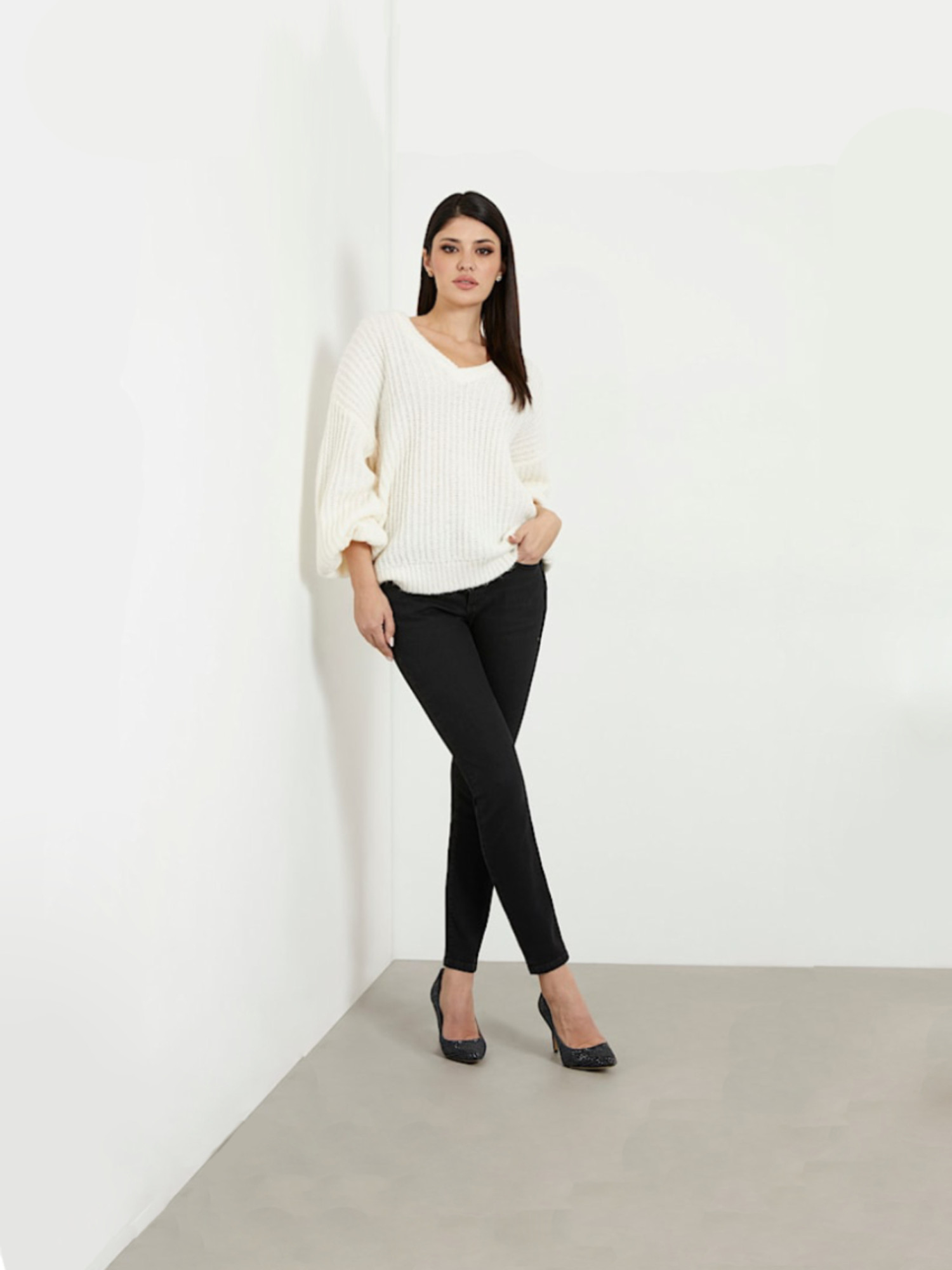 detail Guess dámské černé džíny