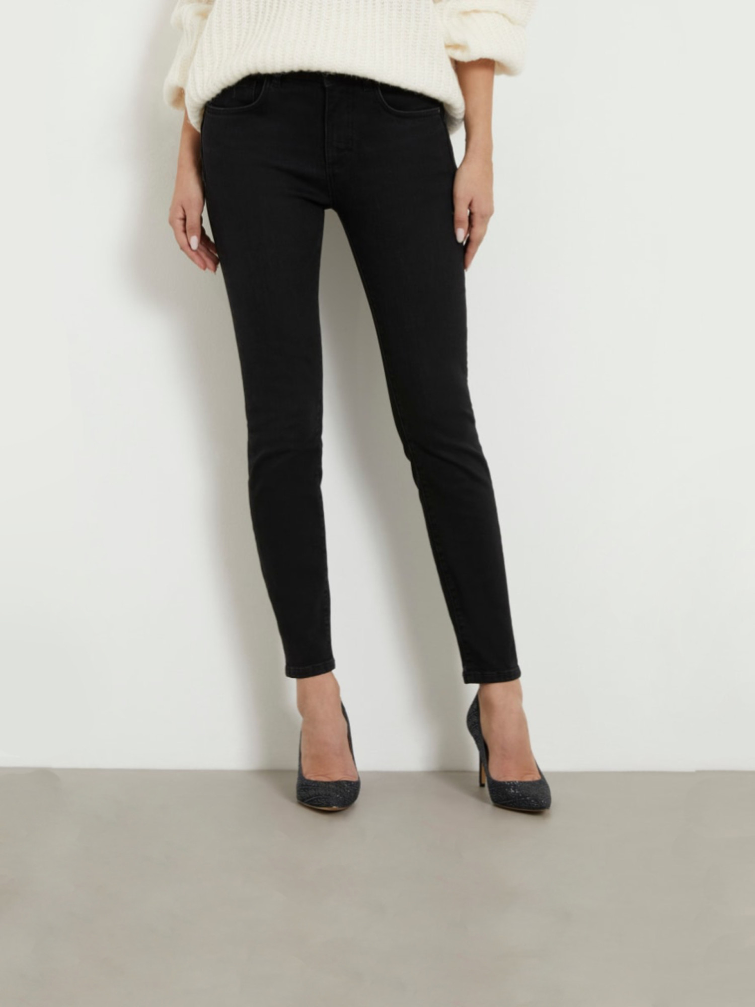 detail Guess dámské černé džíny