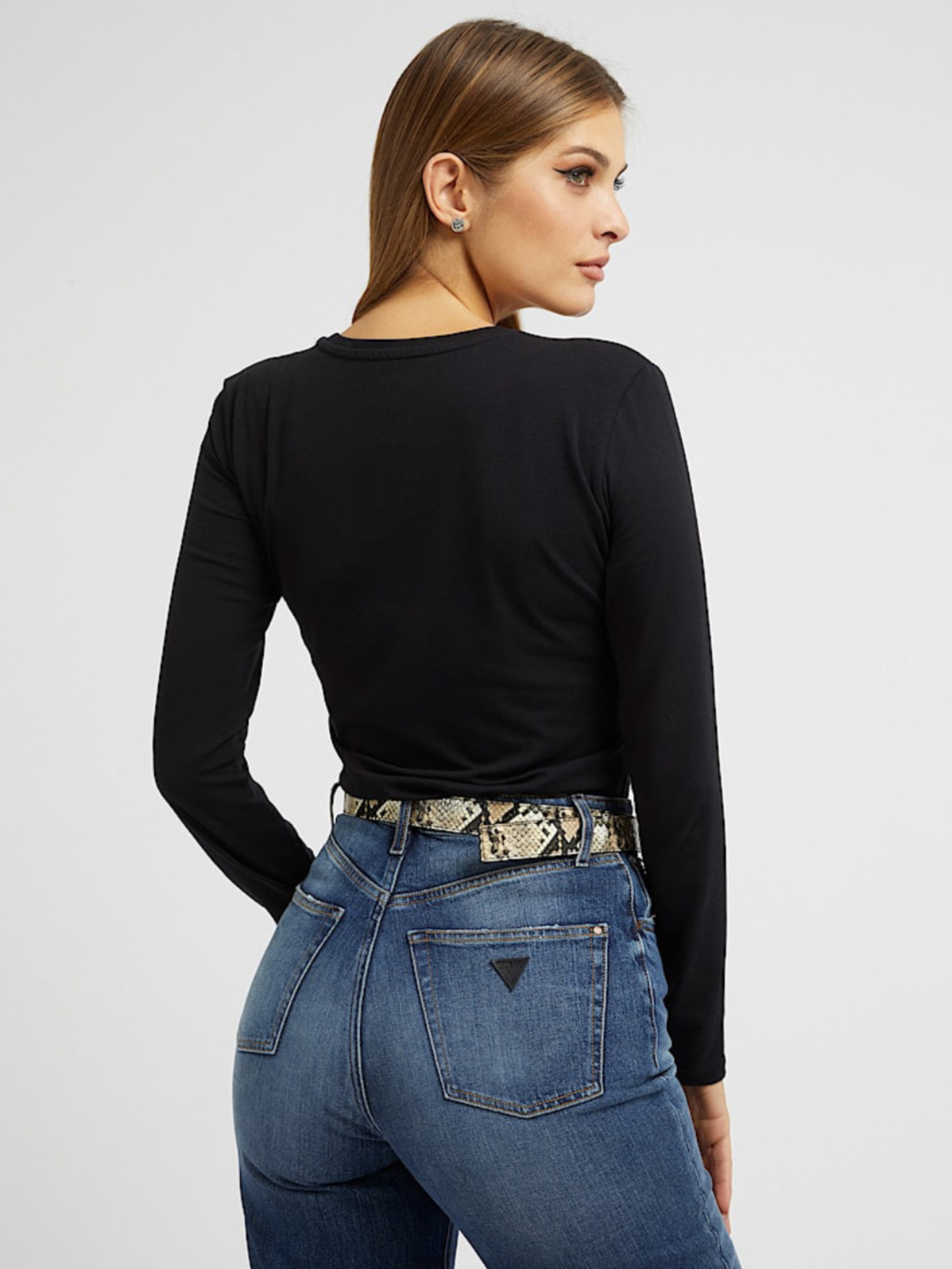 detail Guess dámské černé tričko s dlouhým rukávem