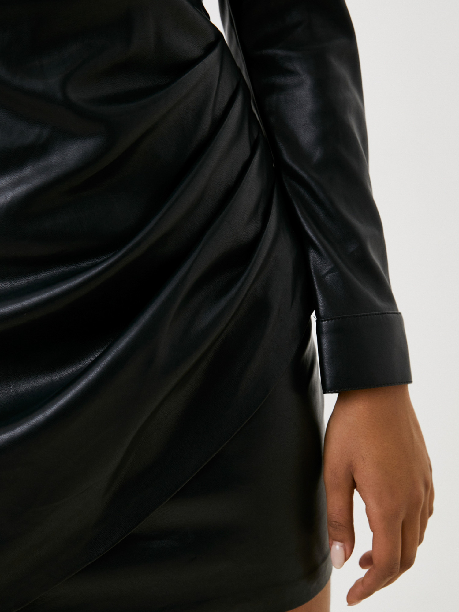 detail Guess dámské černé koženkové šaty