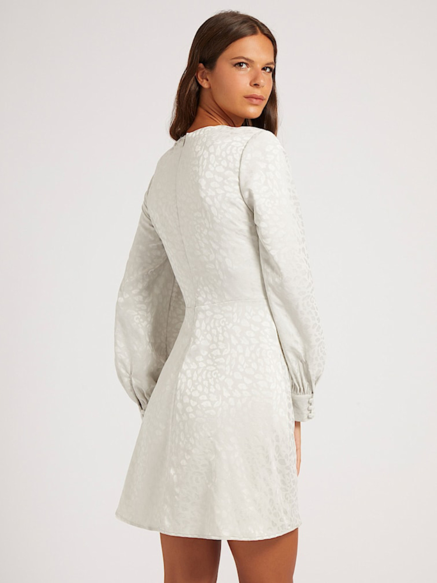 detail Guess dámské šedé šaty