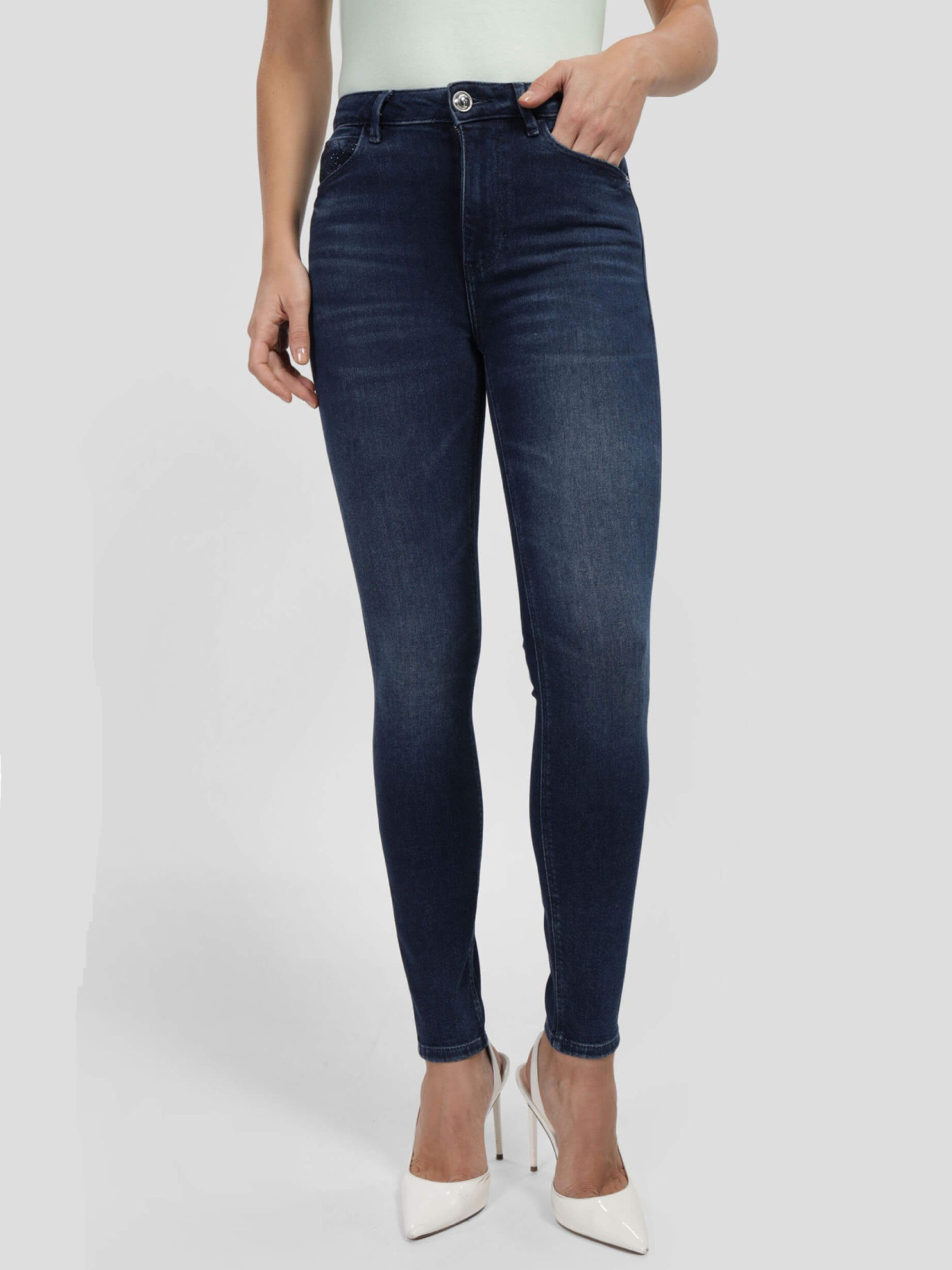 detail Guess dámské modré džíny