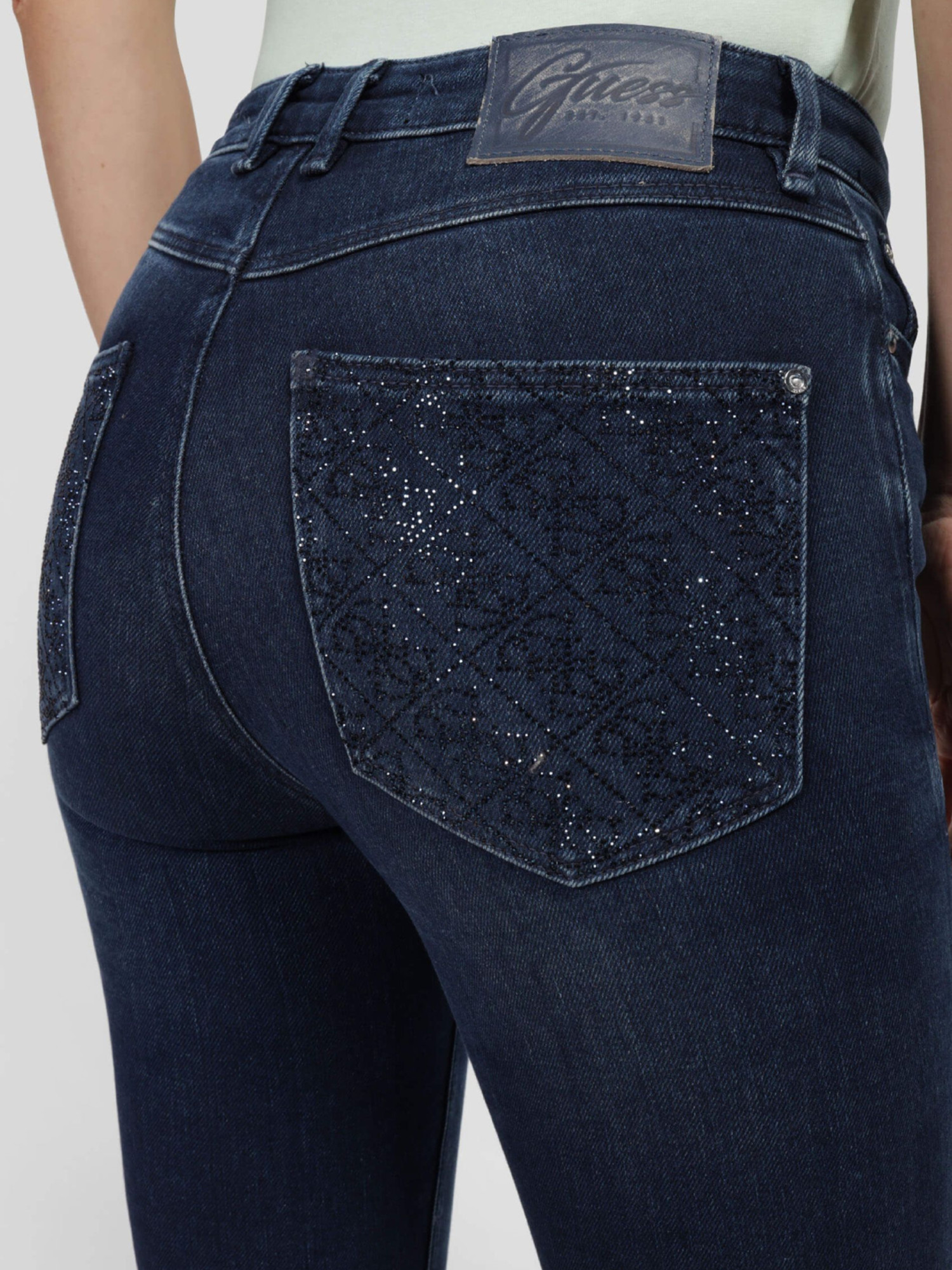 detail Guess dámské modré džíny