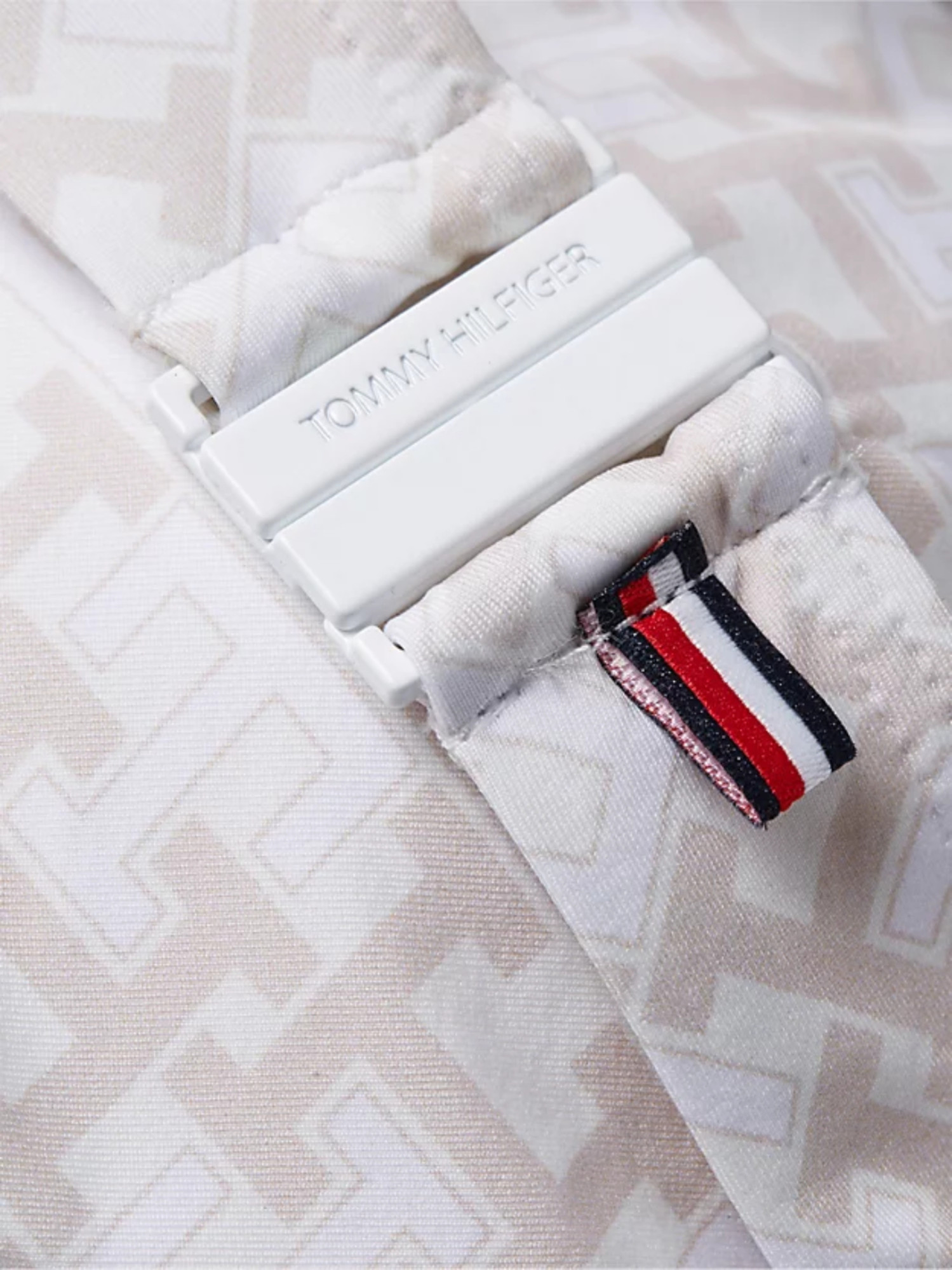 detail Tommy Hilfiger dámská plavková podprsenka s monogramem