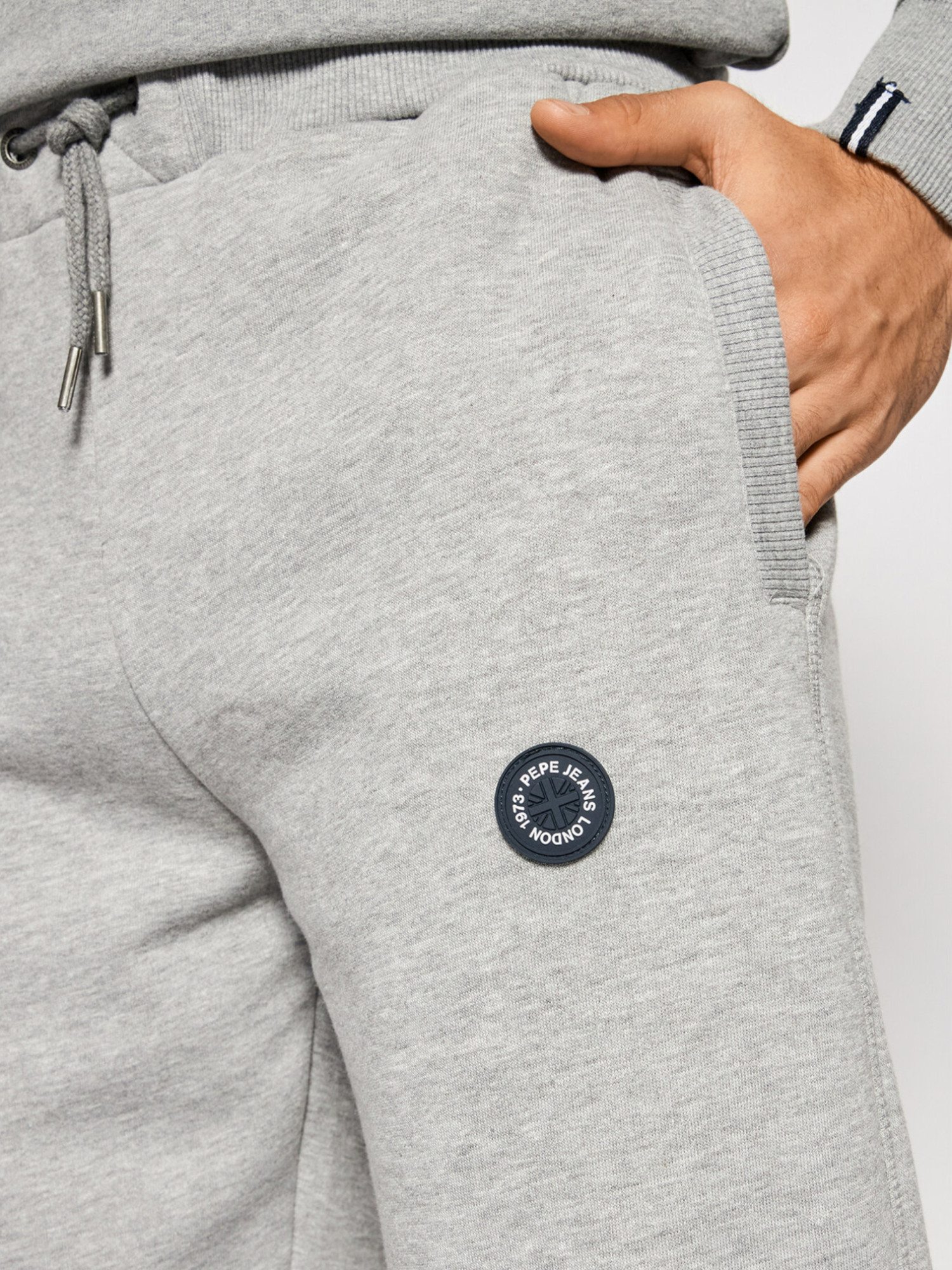 detail Pepe Jeans pánské šedé tepláky