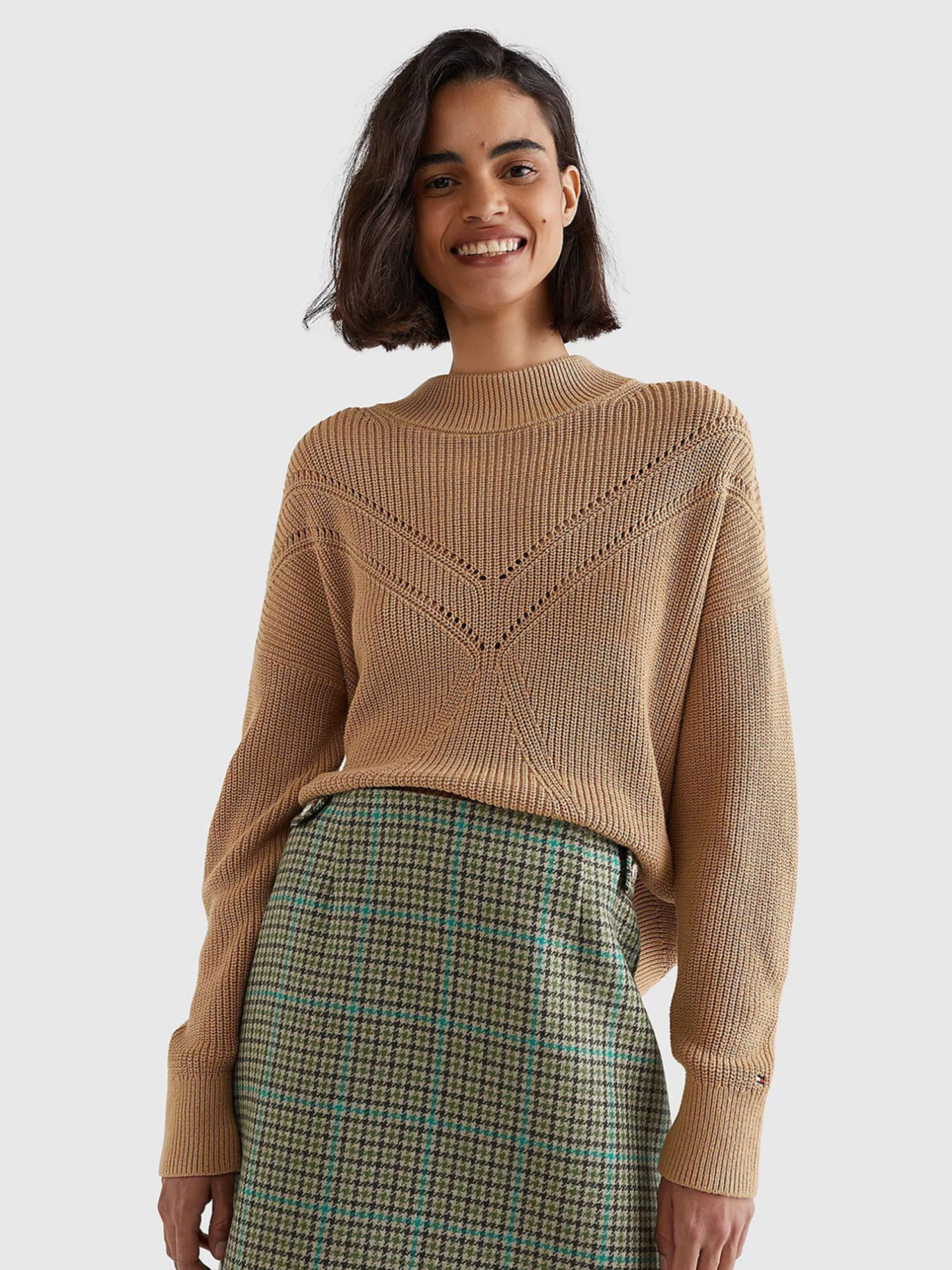 detail Tommy Hilfiger dámský hnědý svetr