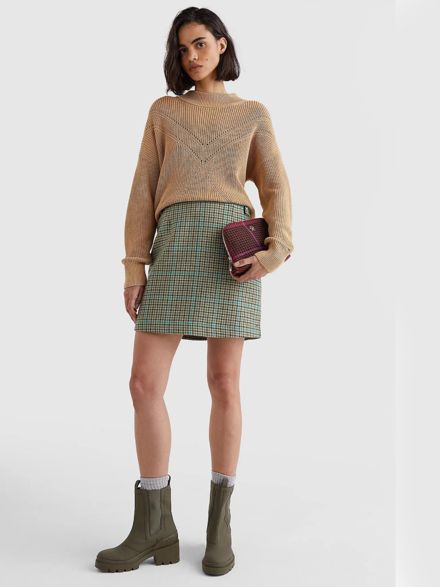 detail Tommy Hilfiger dámský hnědý svetr
