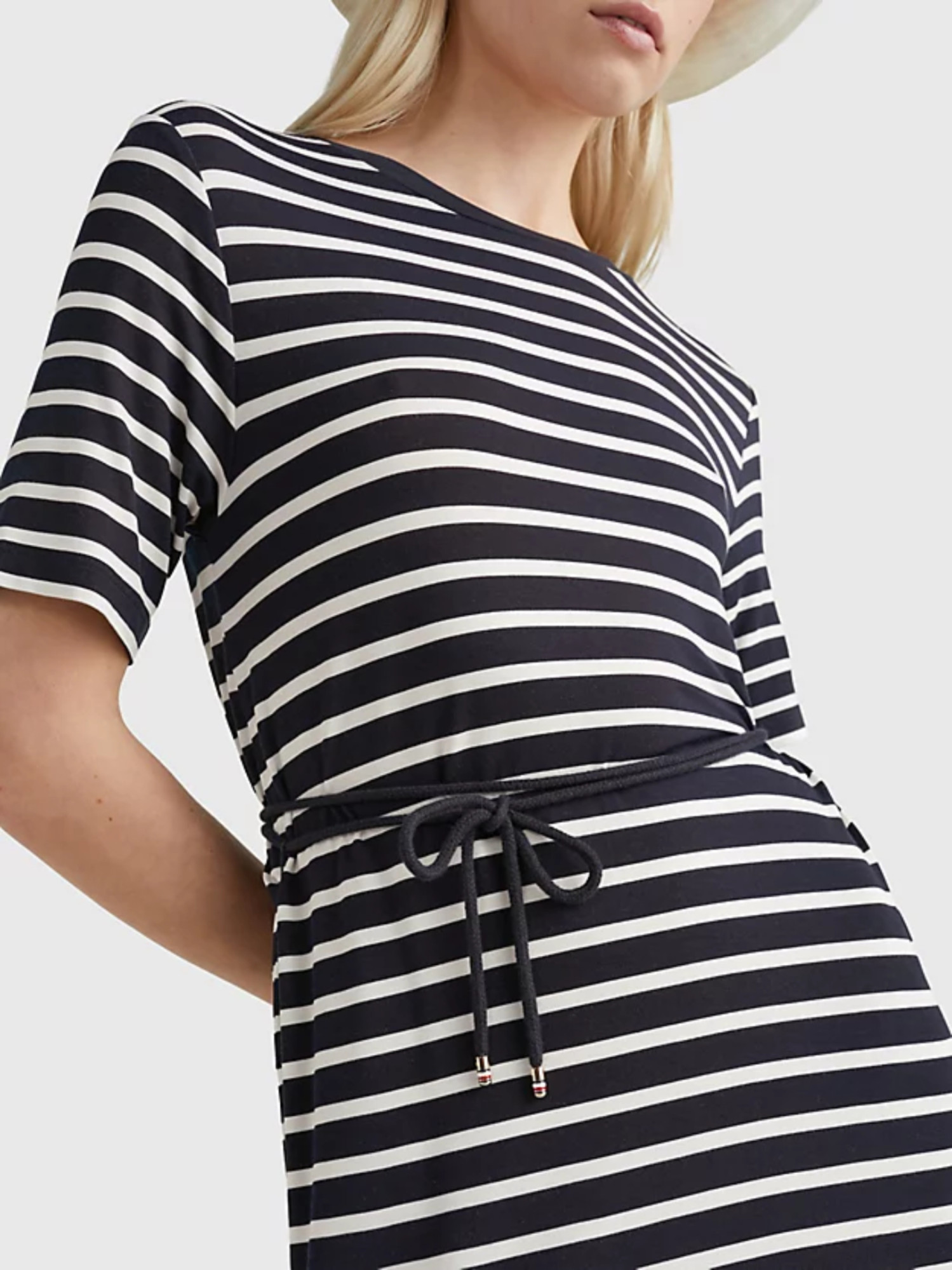 detail Tommy Hilfiger dámské pruhované šaty