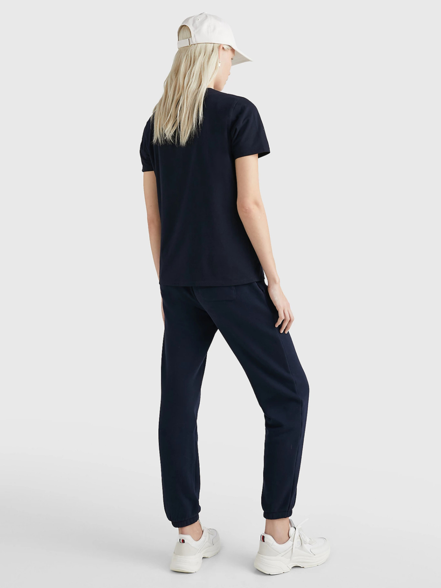 detail Tommy Hilfiger dámské tmavě modré tričko