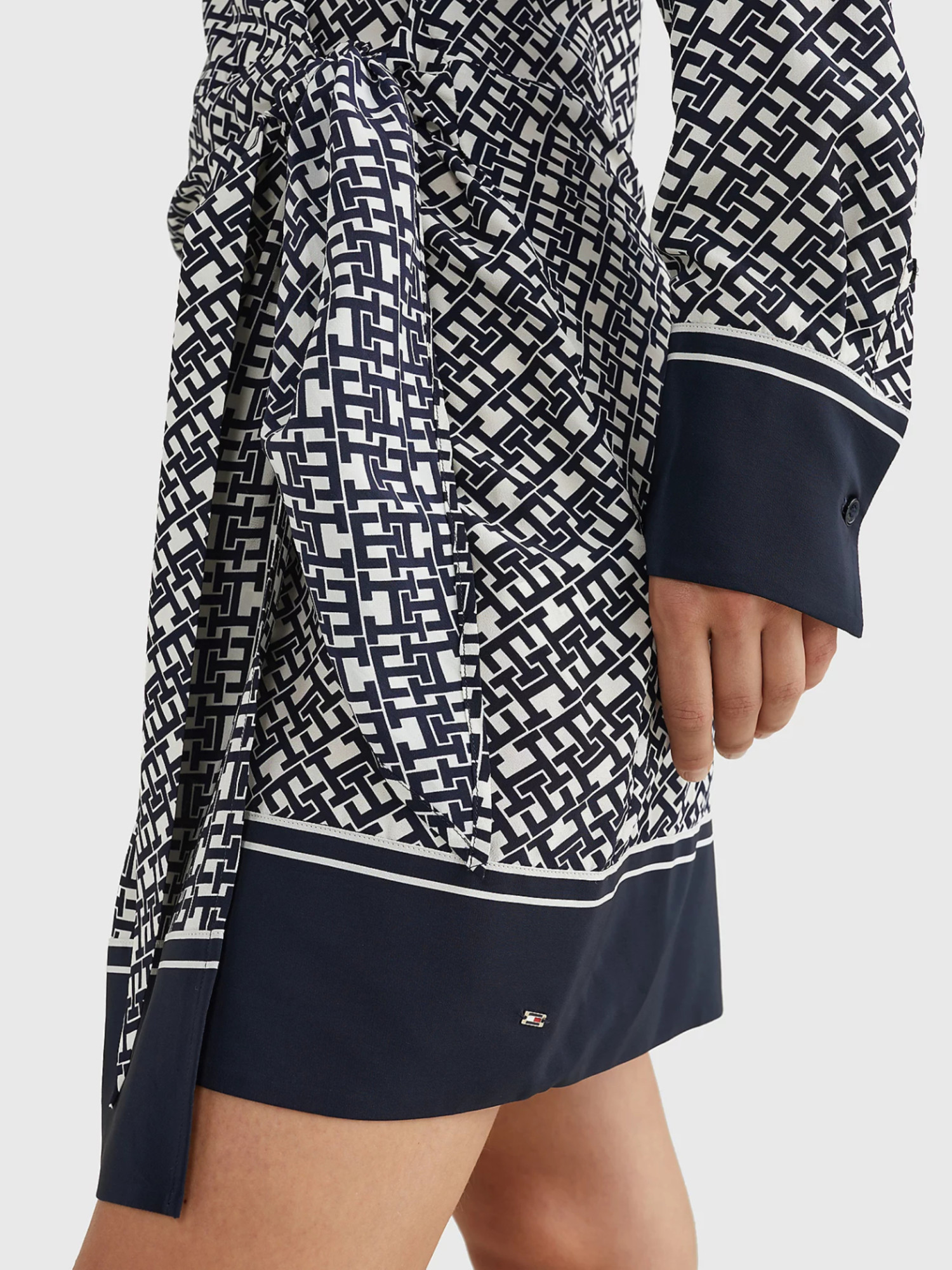 detail Tommy Hilfiger dámské šaty s monogramem