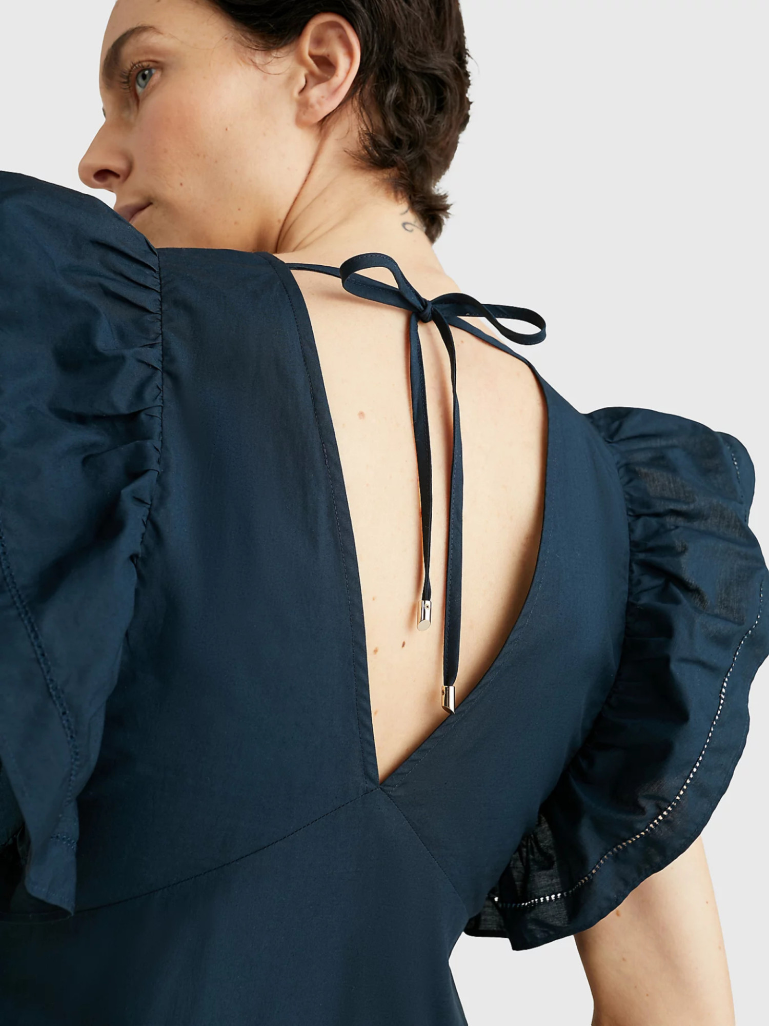 detail Tommy Hilfiger dámské tmavě modré šaty