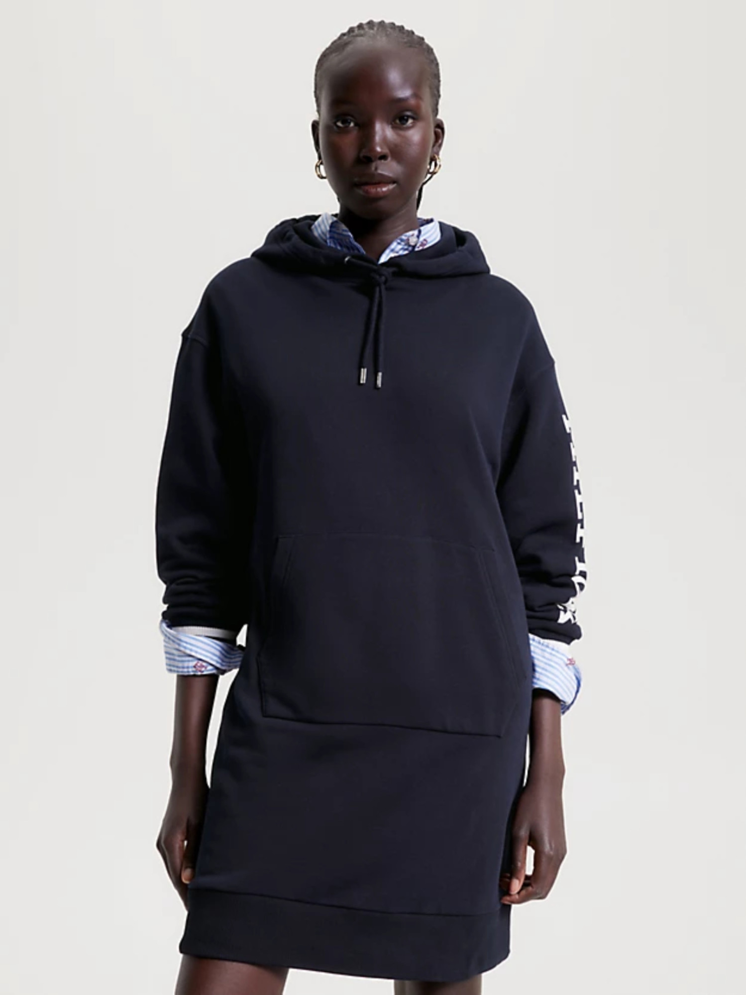 detail Tommy Hilfiger dámské tmavě modré mikinové šaty