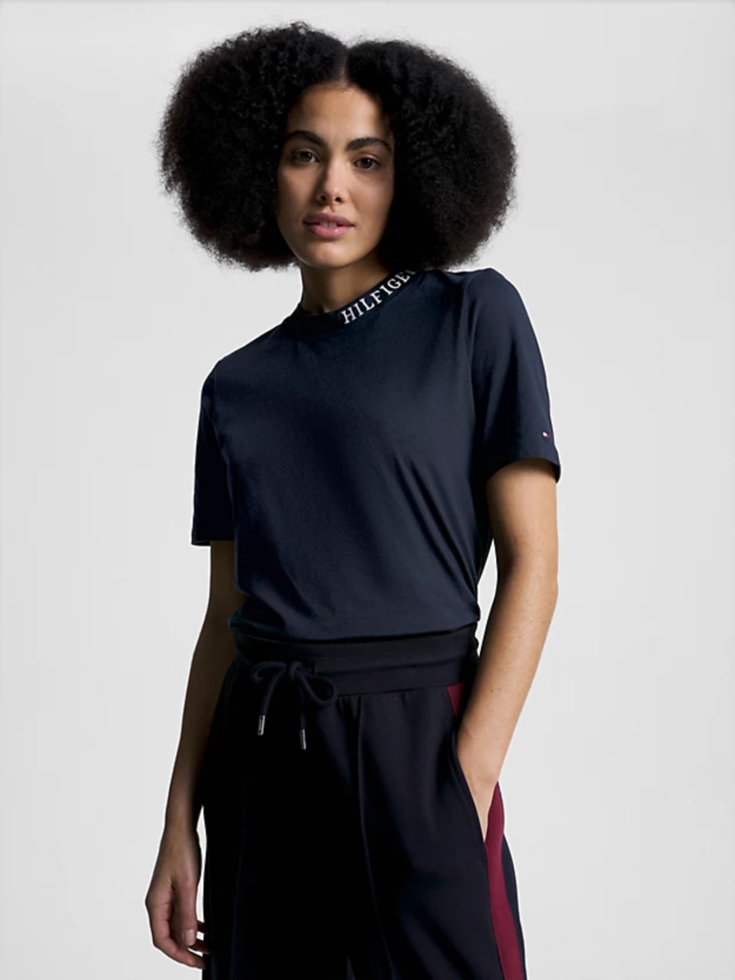 detail Tommy Hilfiger dámské tmavě modré tričko