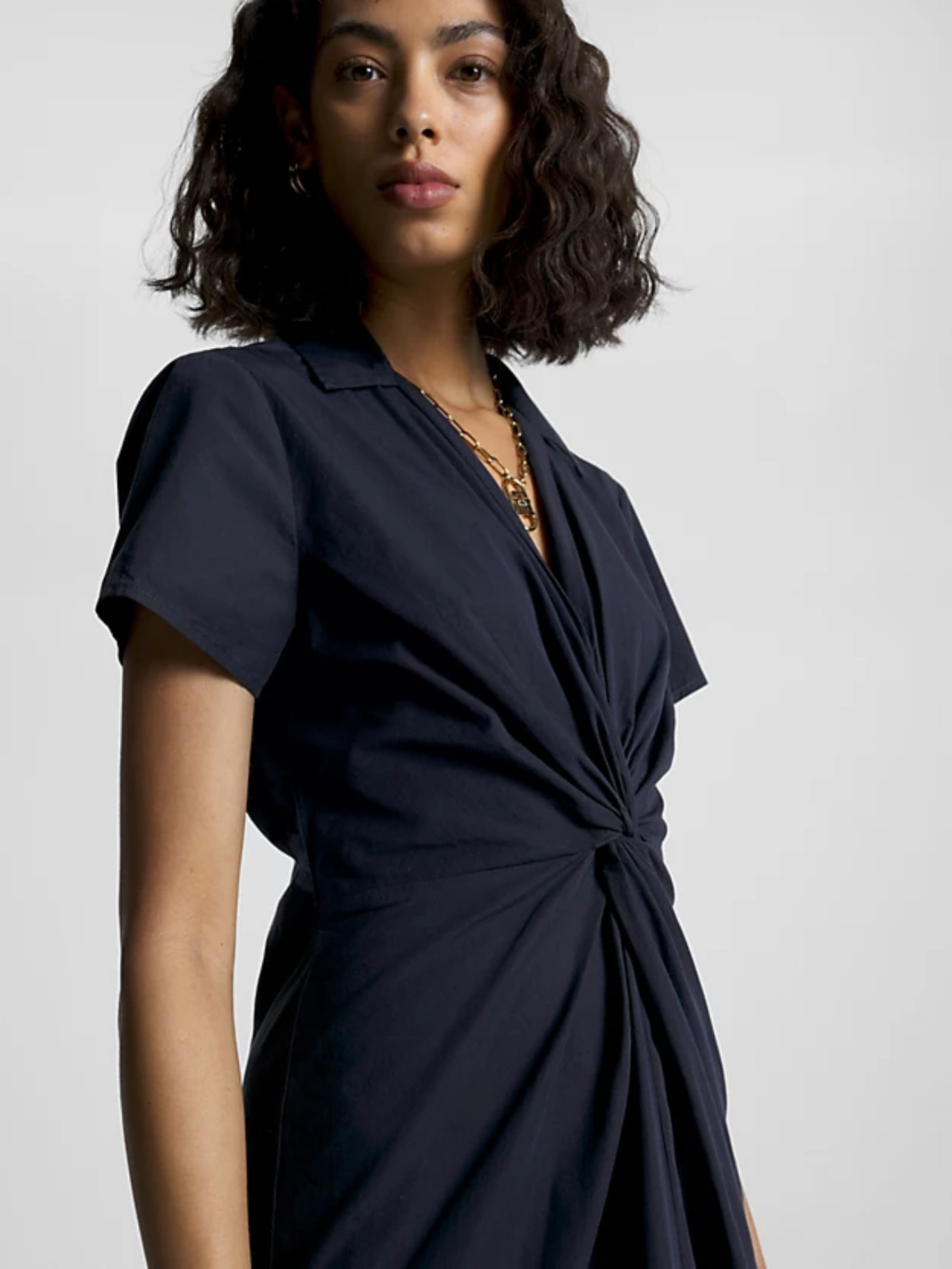 detail Tommy Hilfiger dámské tmavě modré šaty