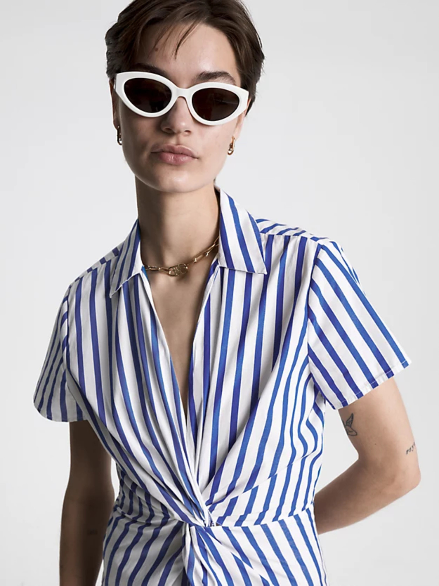 detail Tommy Hilfiger dámské pruhované šaty