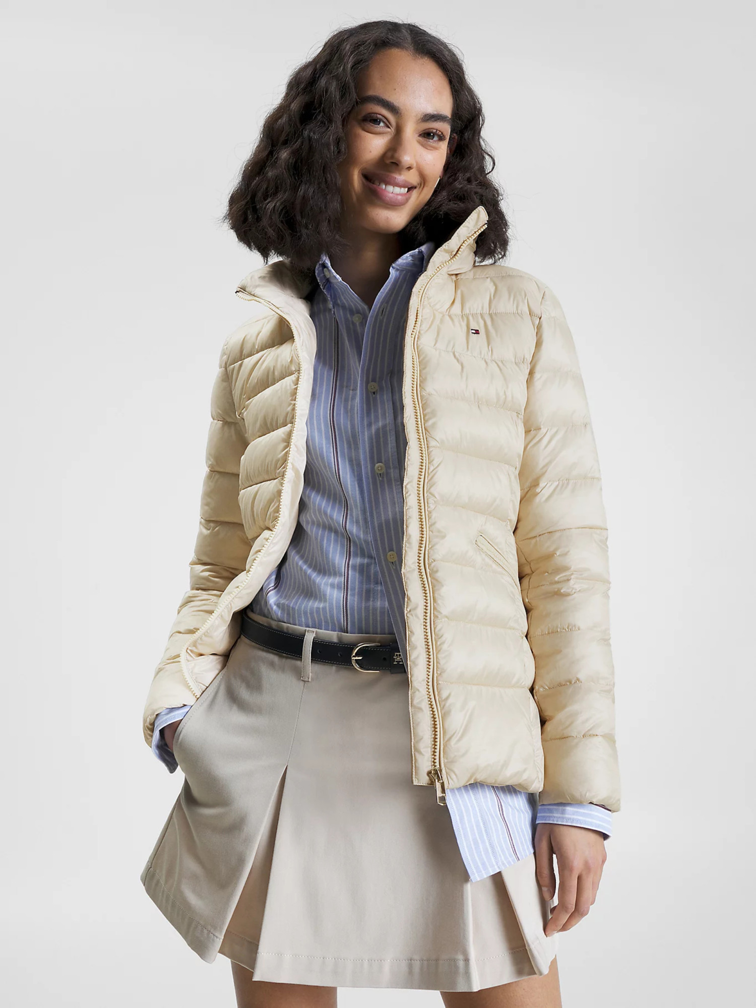 detail Tommy Hilfiger dámská béžová prošívaná bunda