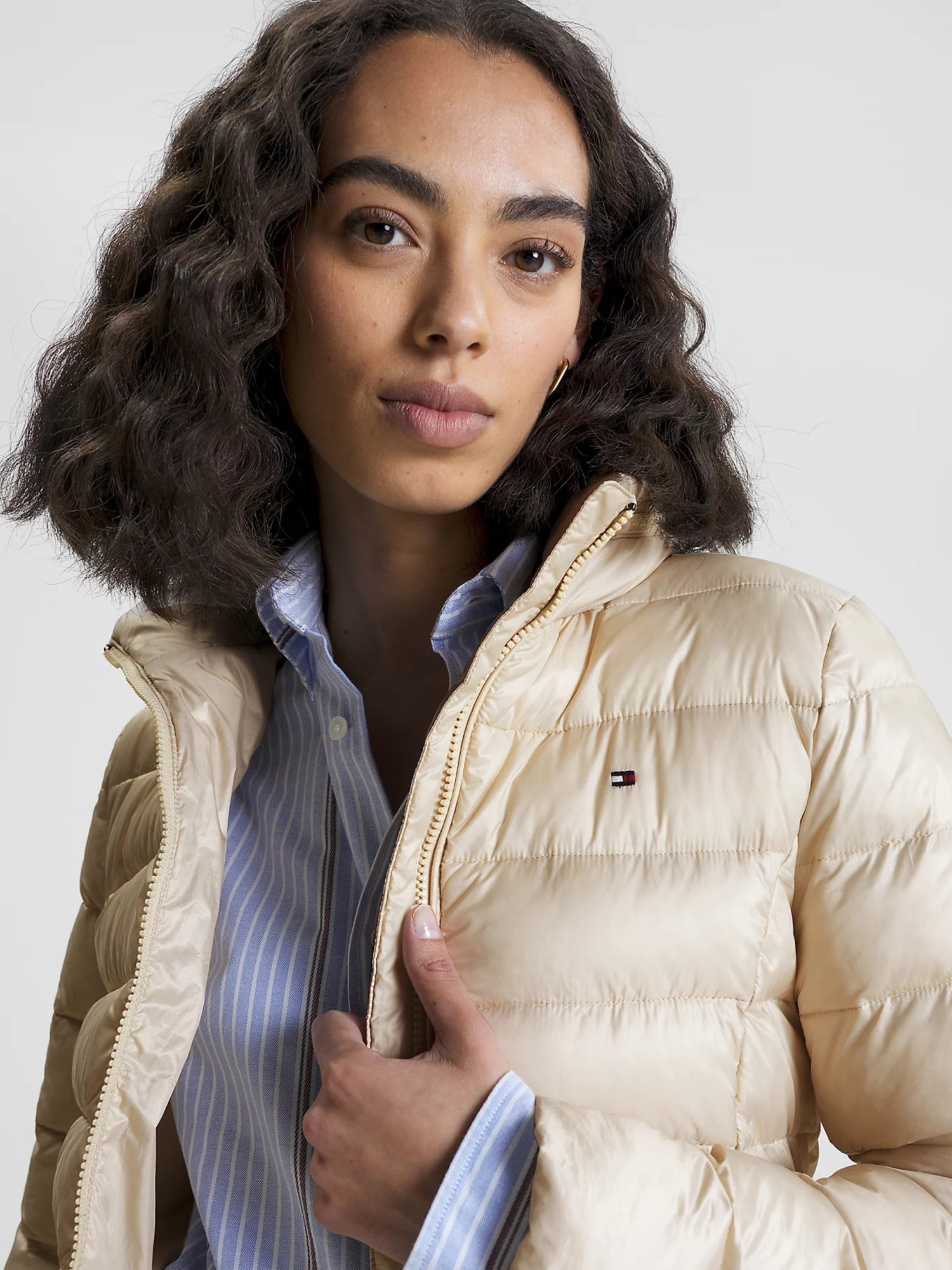detail Tommy Hilfiger dámská béžová prošívaná bunda