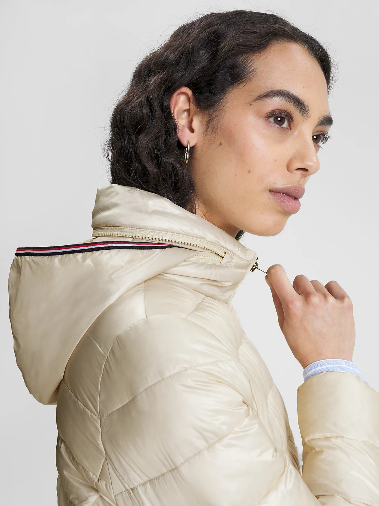 detail Tommy Hilfiger dámská béžová prošívaná bunda