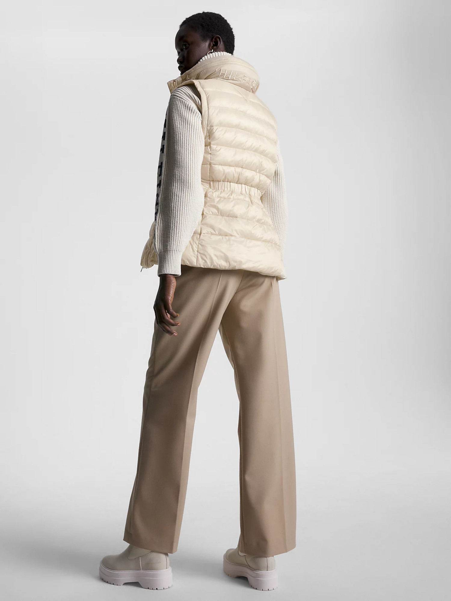 detail Tommy Hilfiger dámská béžová prošívaná vesta