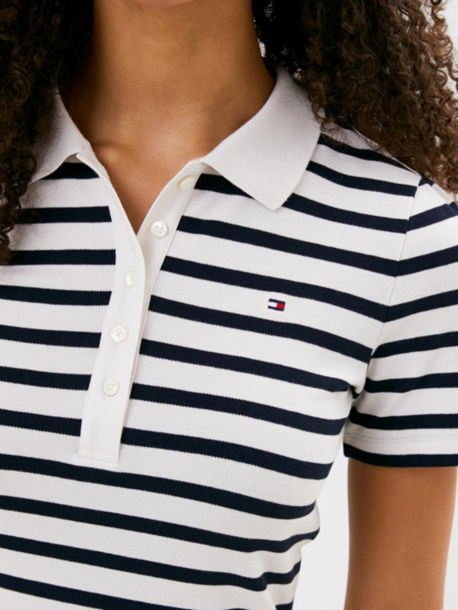 detail Tommy Hilfiger dámské bílomodré šaty