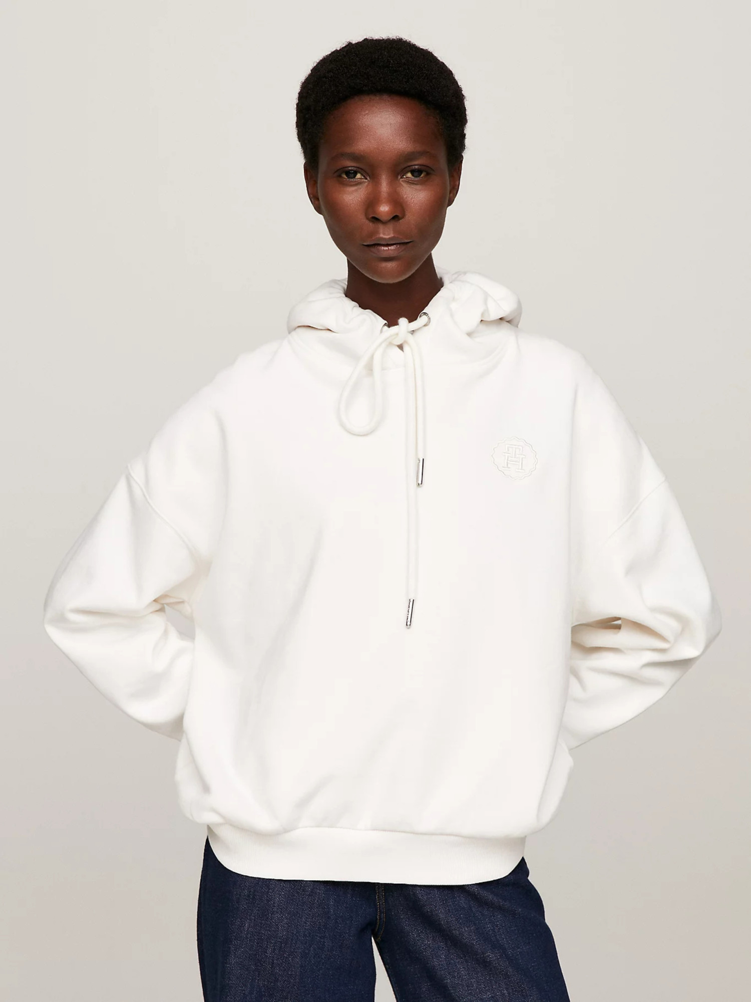 detail Tommy Hilfiger dámská krémová mikina s kapucí