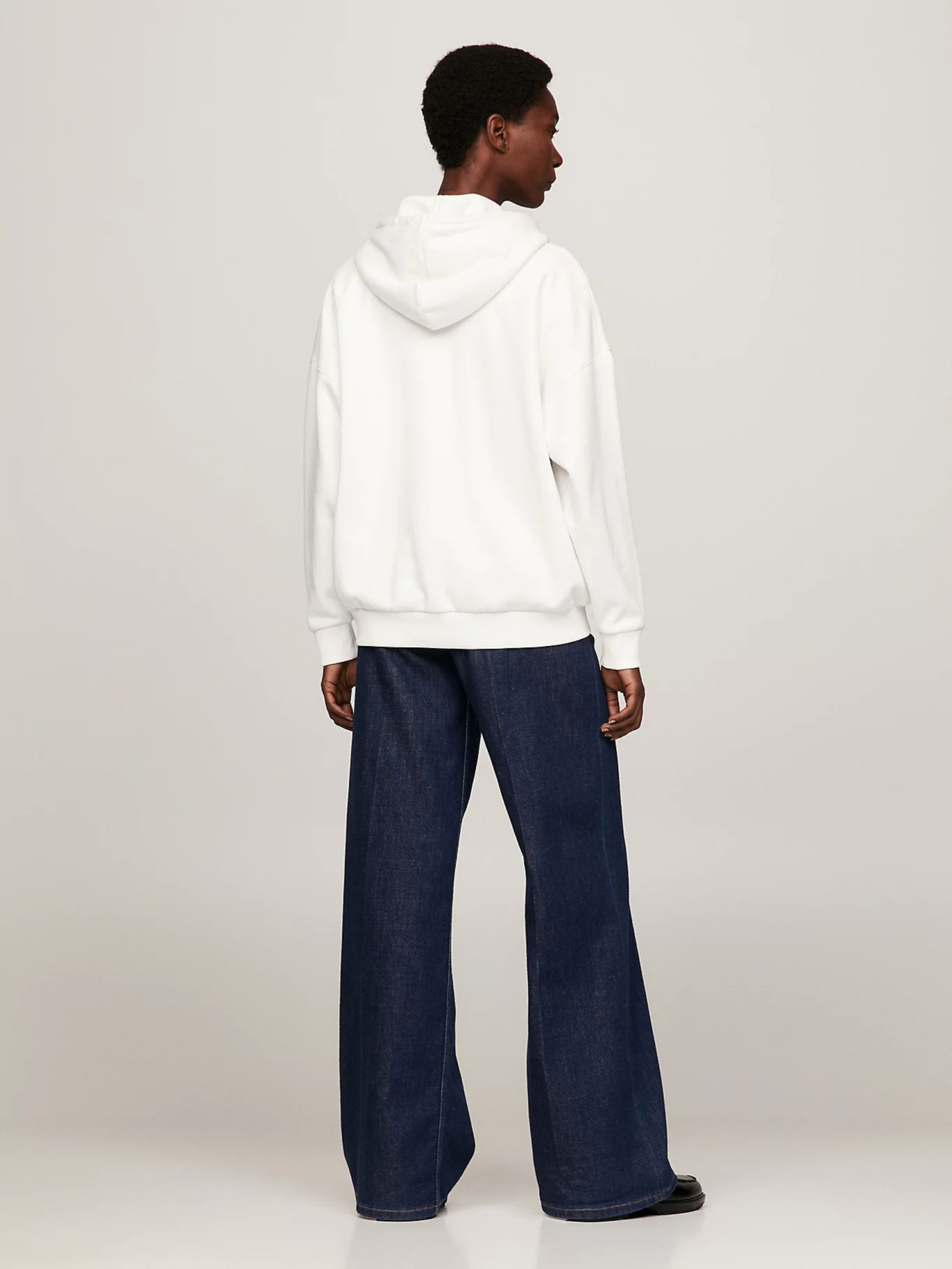 detail Tommy Hilfiger dámská krémová mikina s kapucí
