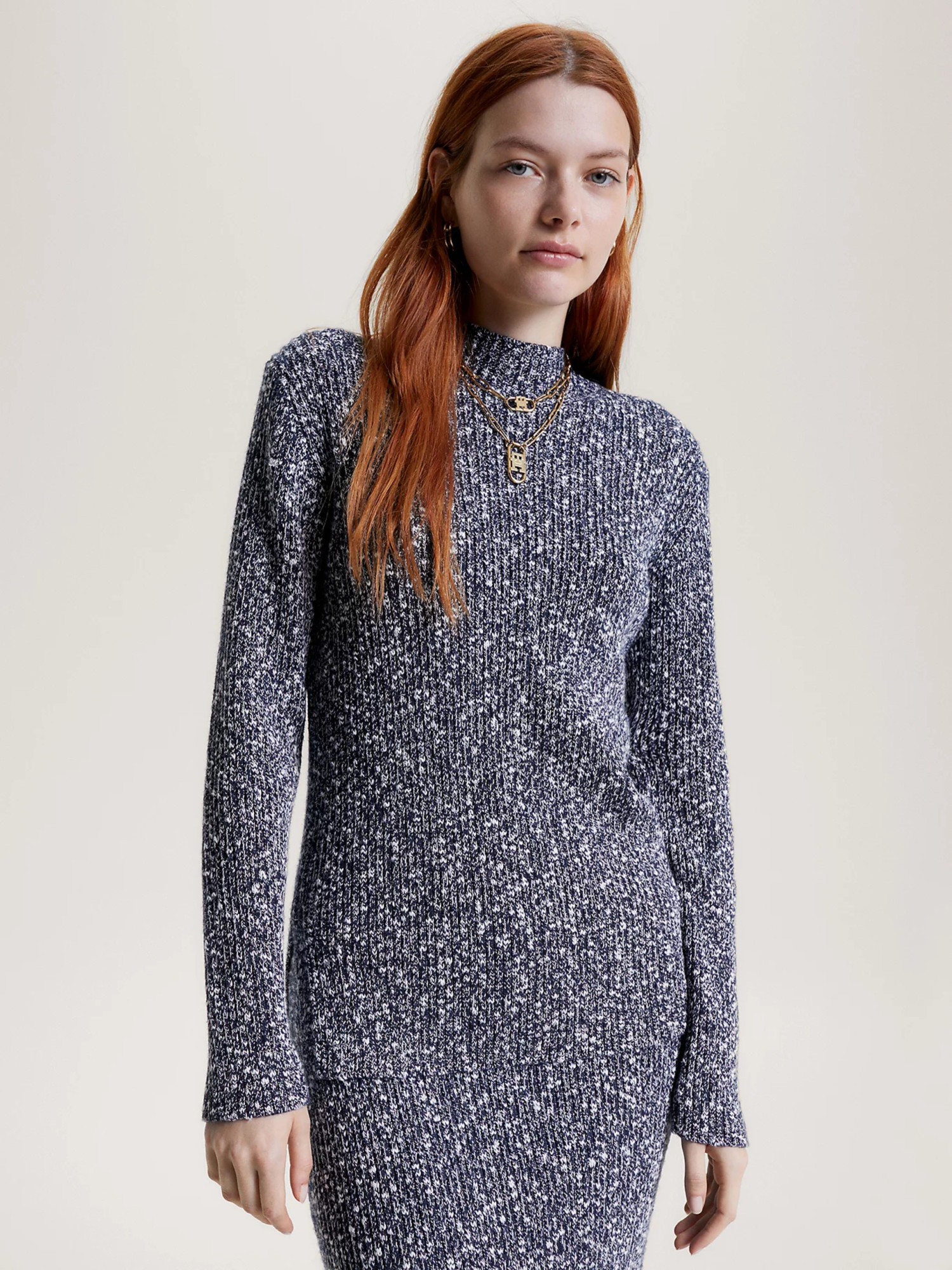 detail Tommy Hilfiger dámský žíhaný tmavě modrý svetr