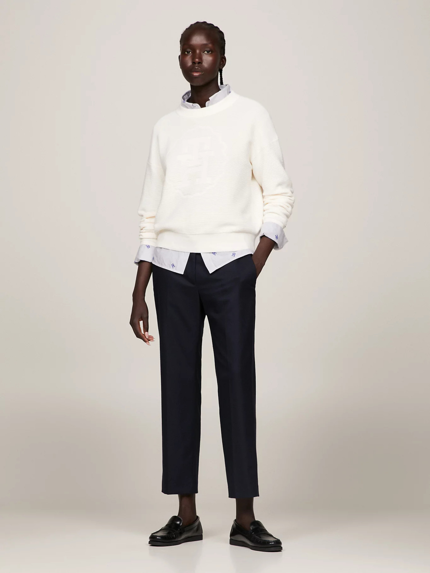 detail Tommy Hilfiger dámský bílý svetr