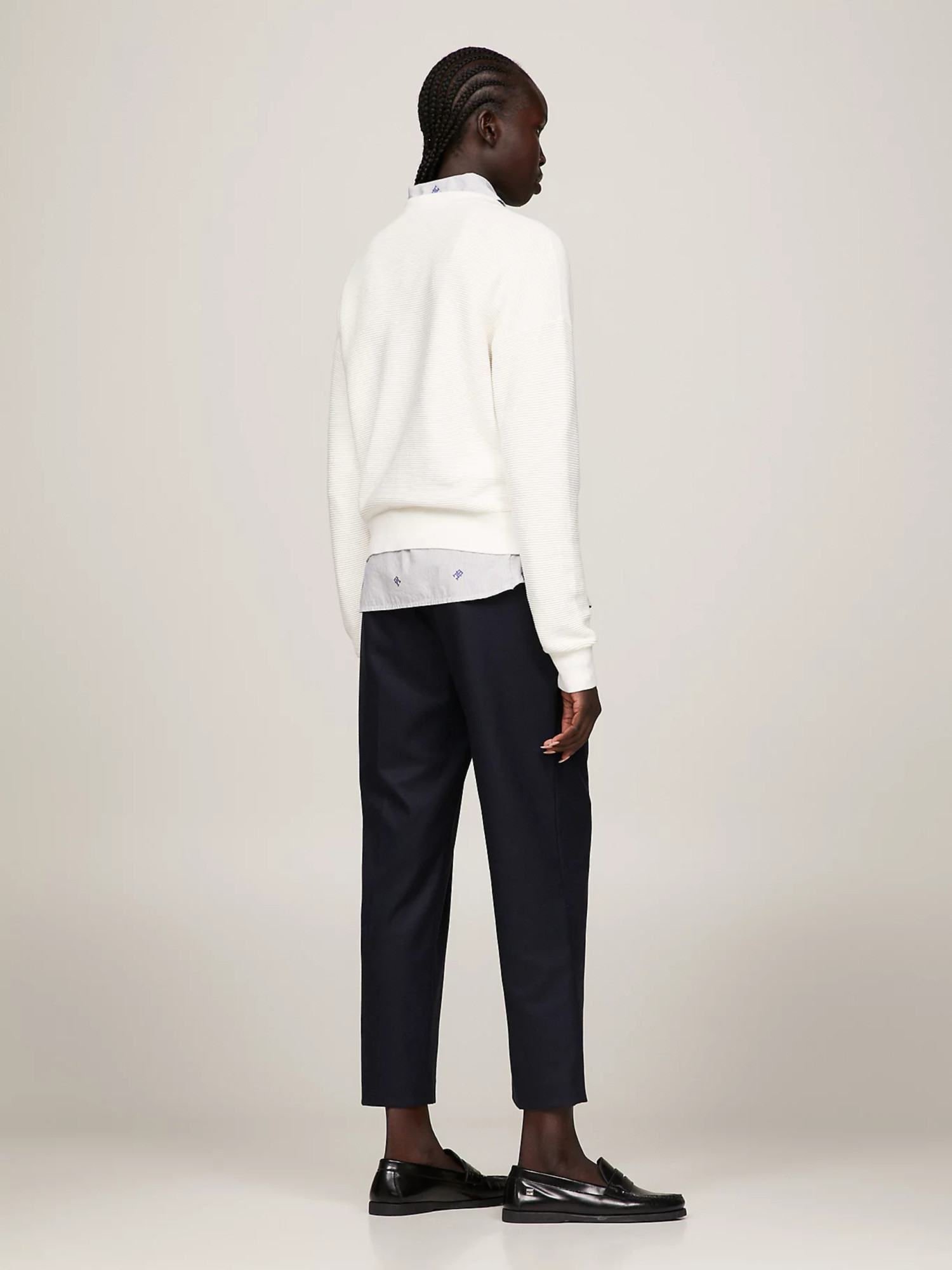 detail Tommy Hilfiger dámský bílý svetr